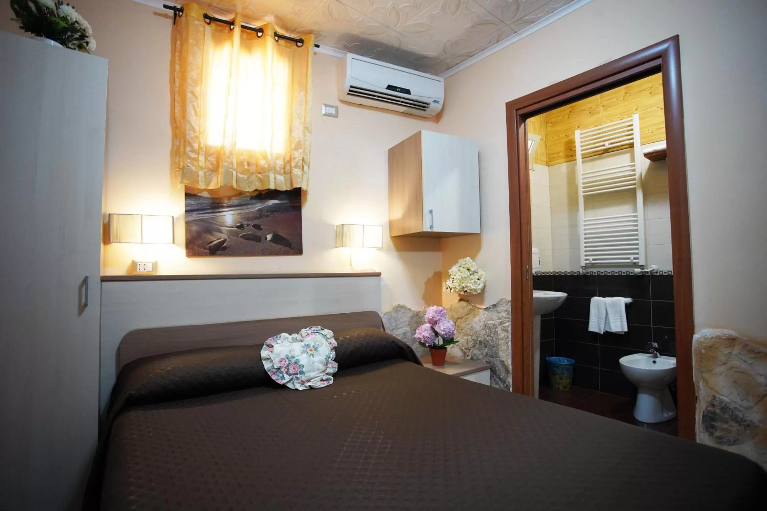 Photo of the whole room, Bed in Golden Dreams B&B