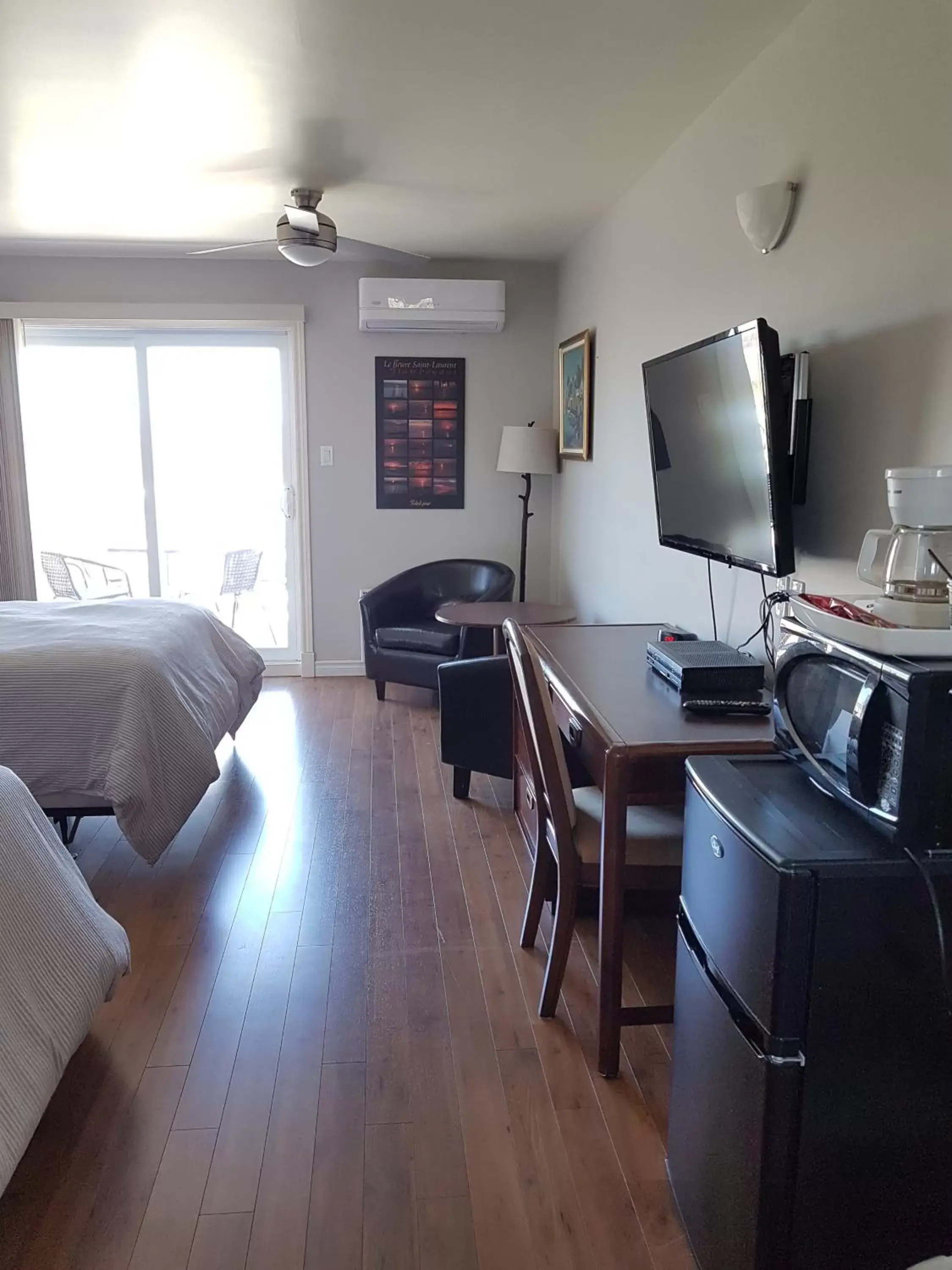 Double Room with Two Double Beds in Motel des Mariniers Double Room with Two Double Beds in Motel des Mariniers