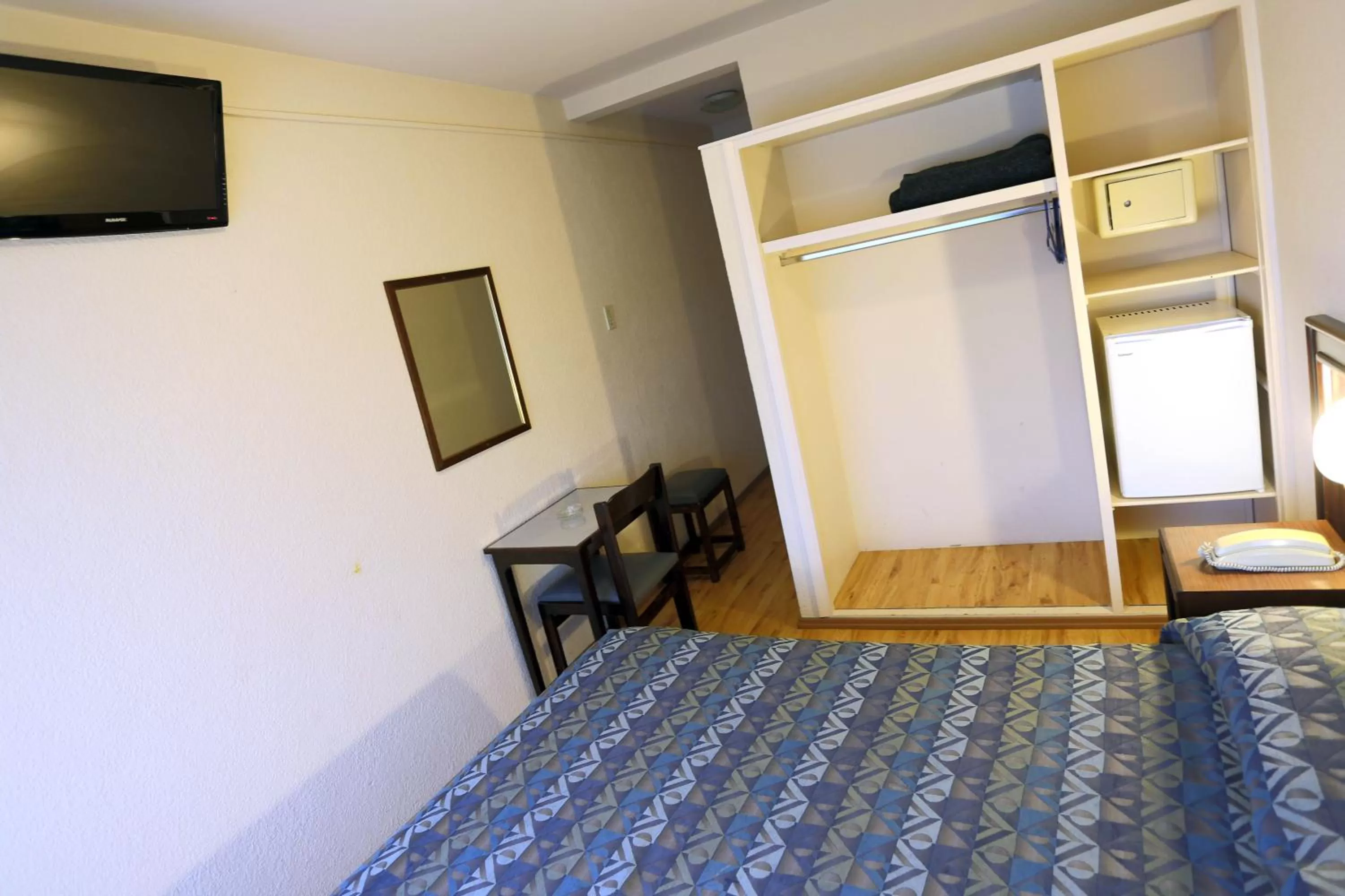 Bed, TV/Entertainment Center in Hotel Eldorado