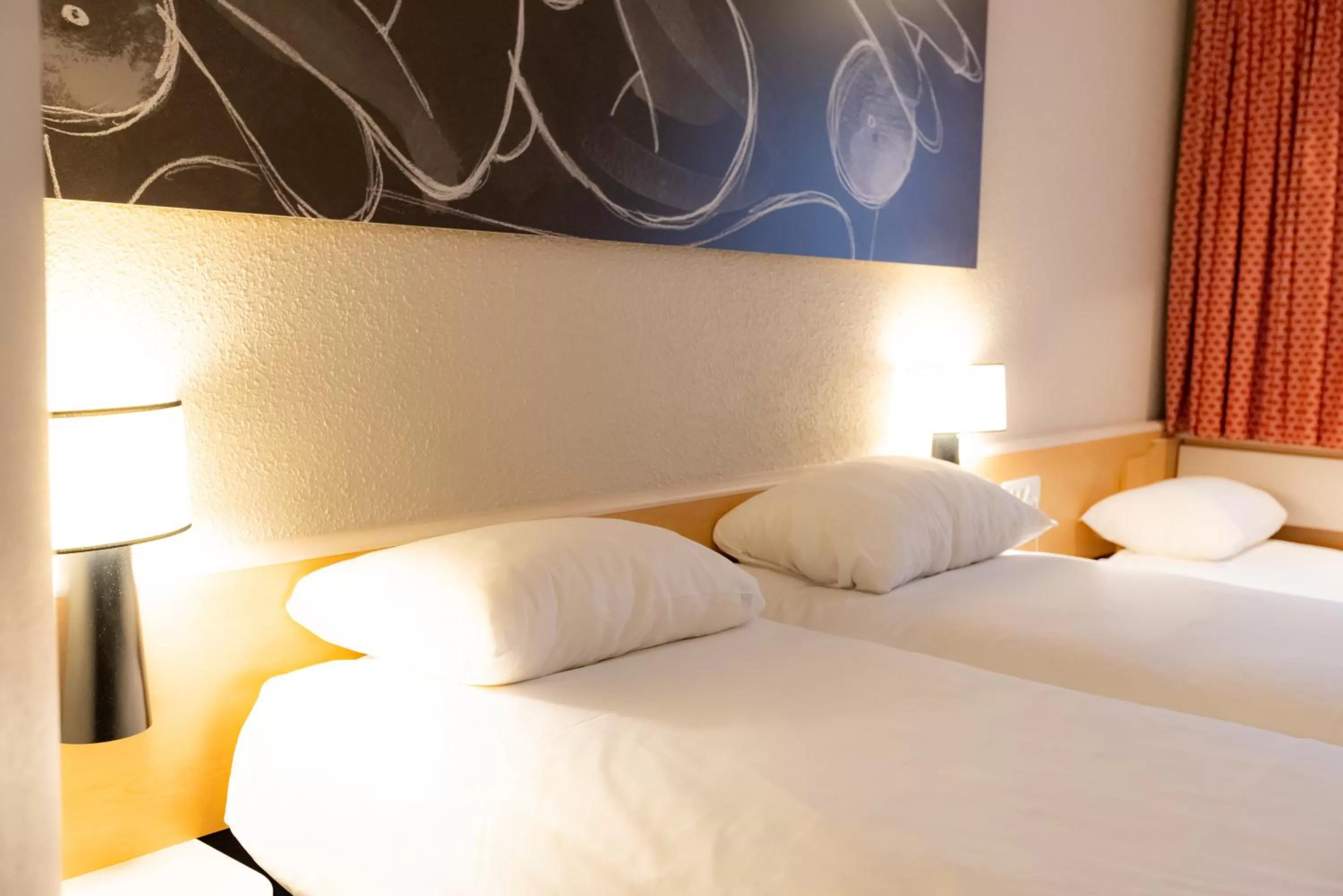 Photo of the whole room, Bed in ibis Besançon Centre la City