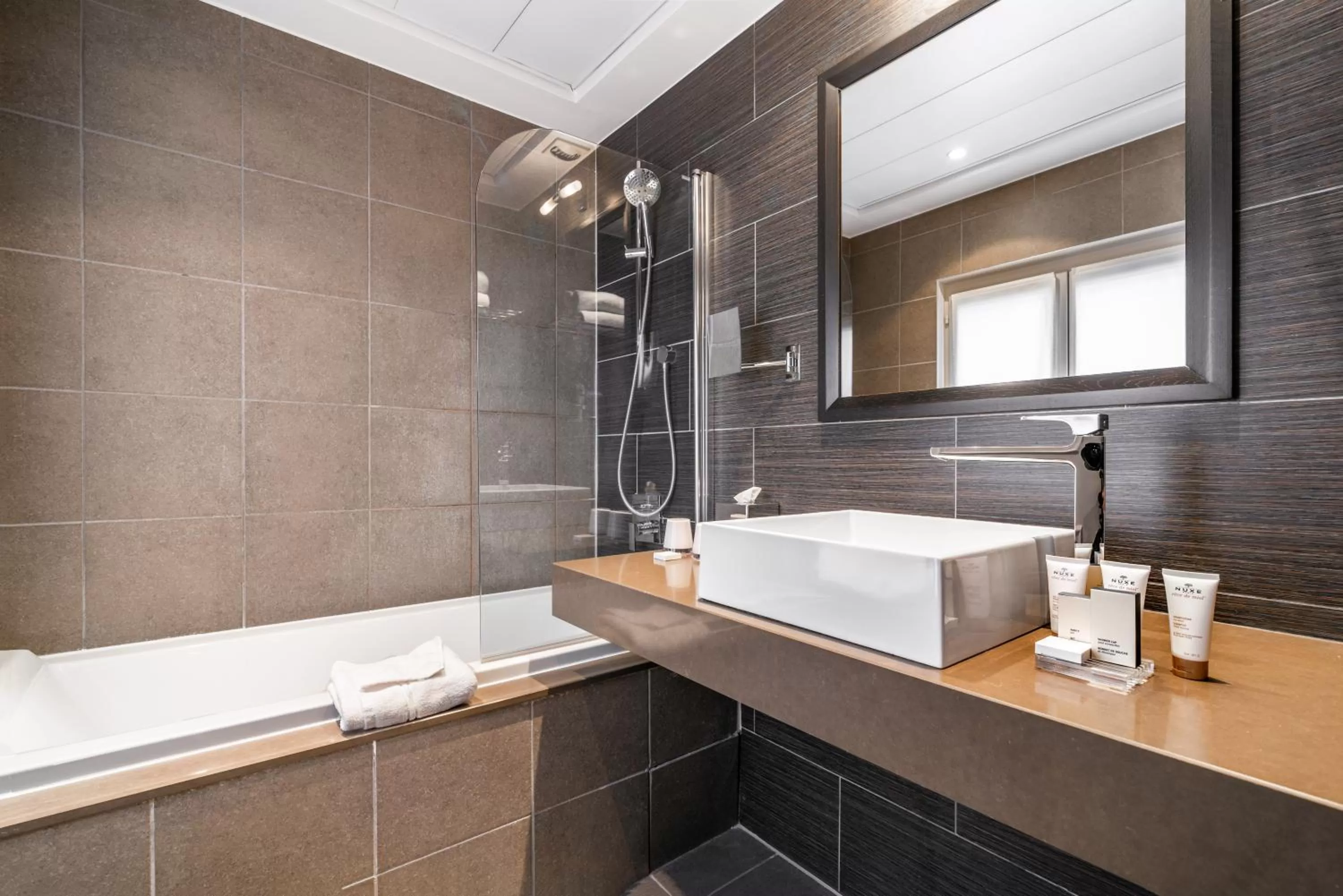 Shower in Hôtel Duo