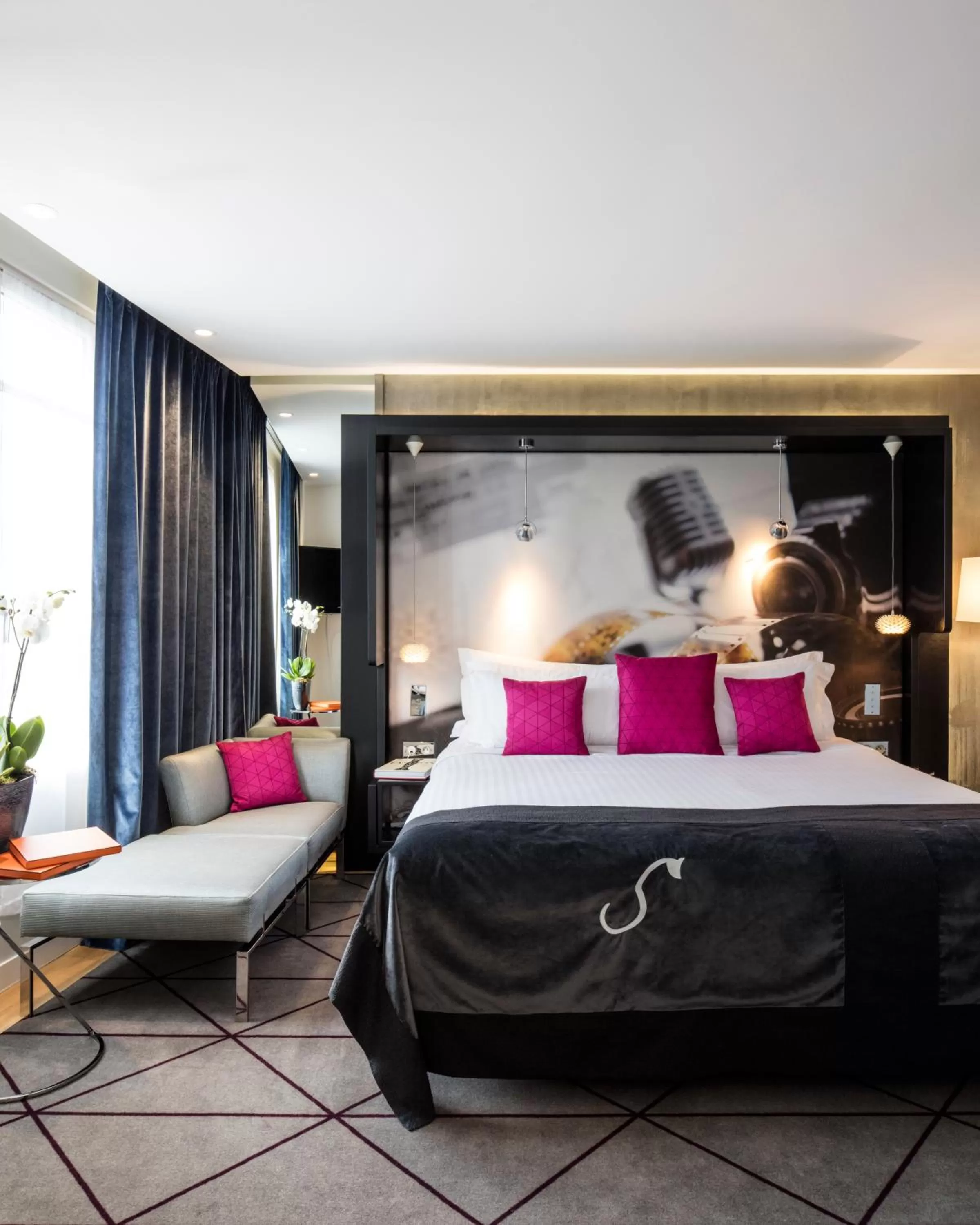 Bed in Hotel De Sers Champs Elysees
