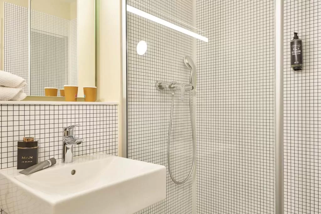 Shower in ibis budget Paris Porte d'Aubervilliers