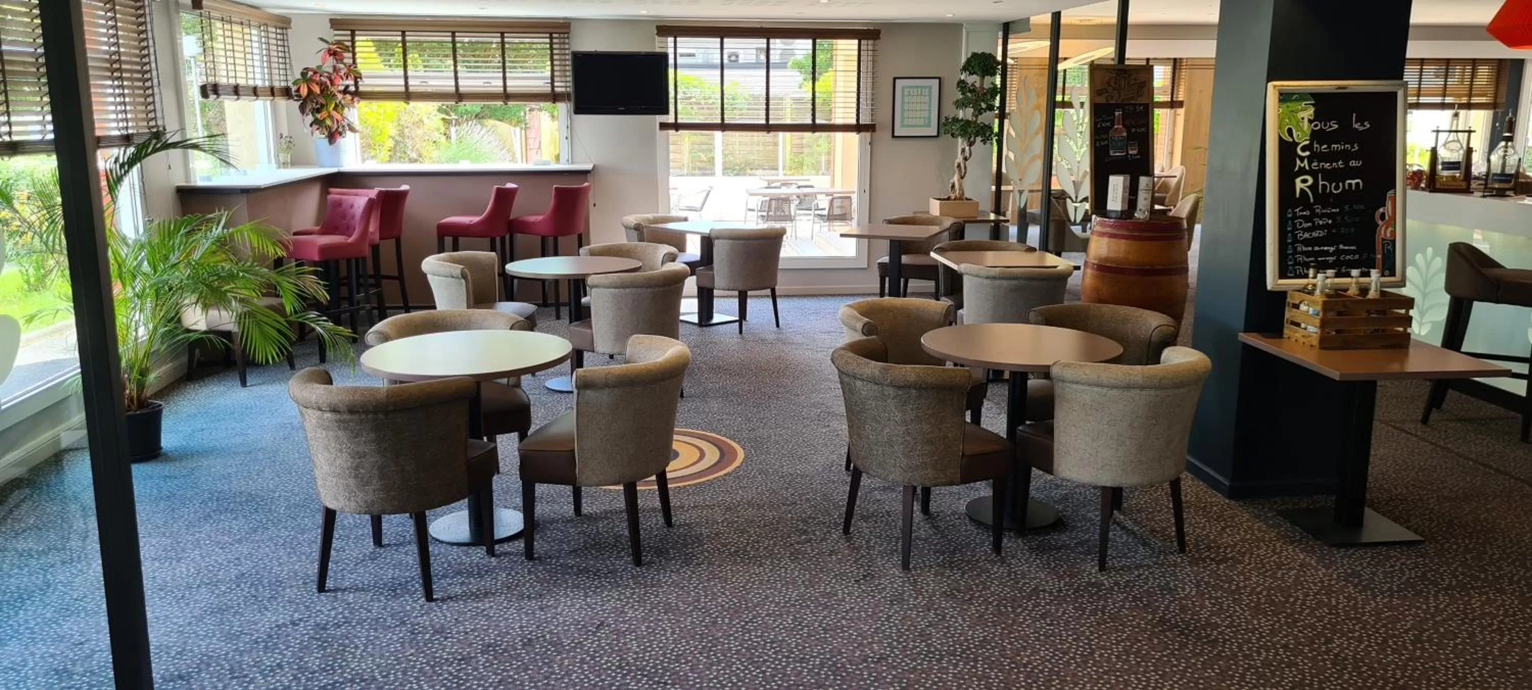 Communal lounge/ TV room in Hostellerie Saint Vincent Beauvais Aeroport