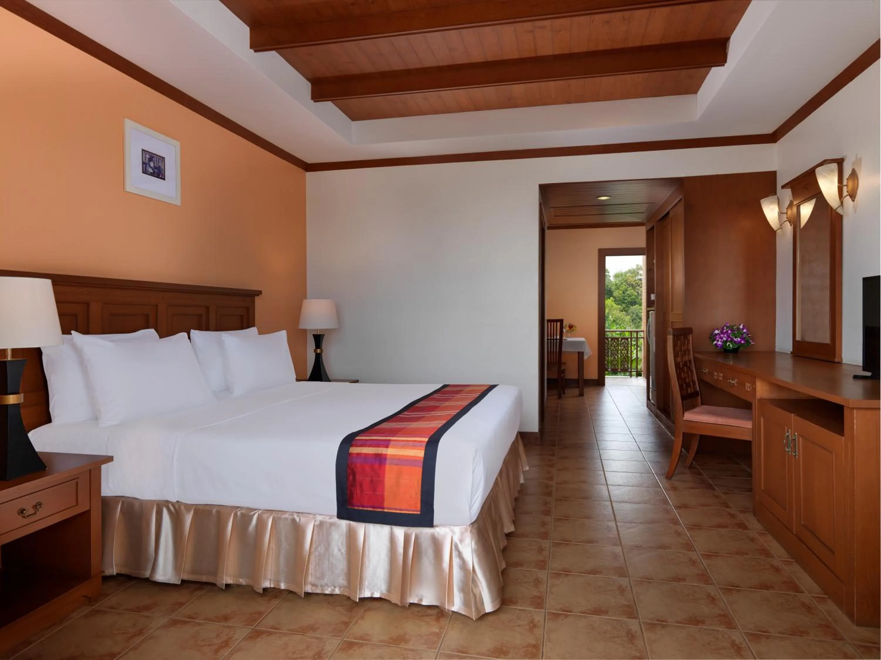 Photo of the whole room, Bed in Sun Hill Hotel Patong