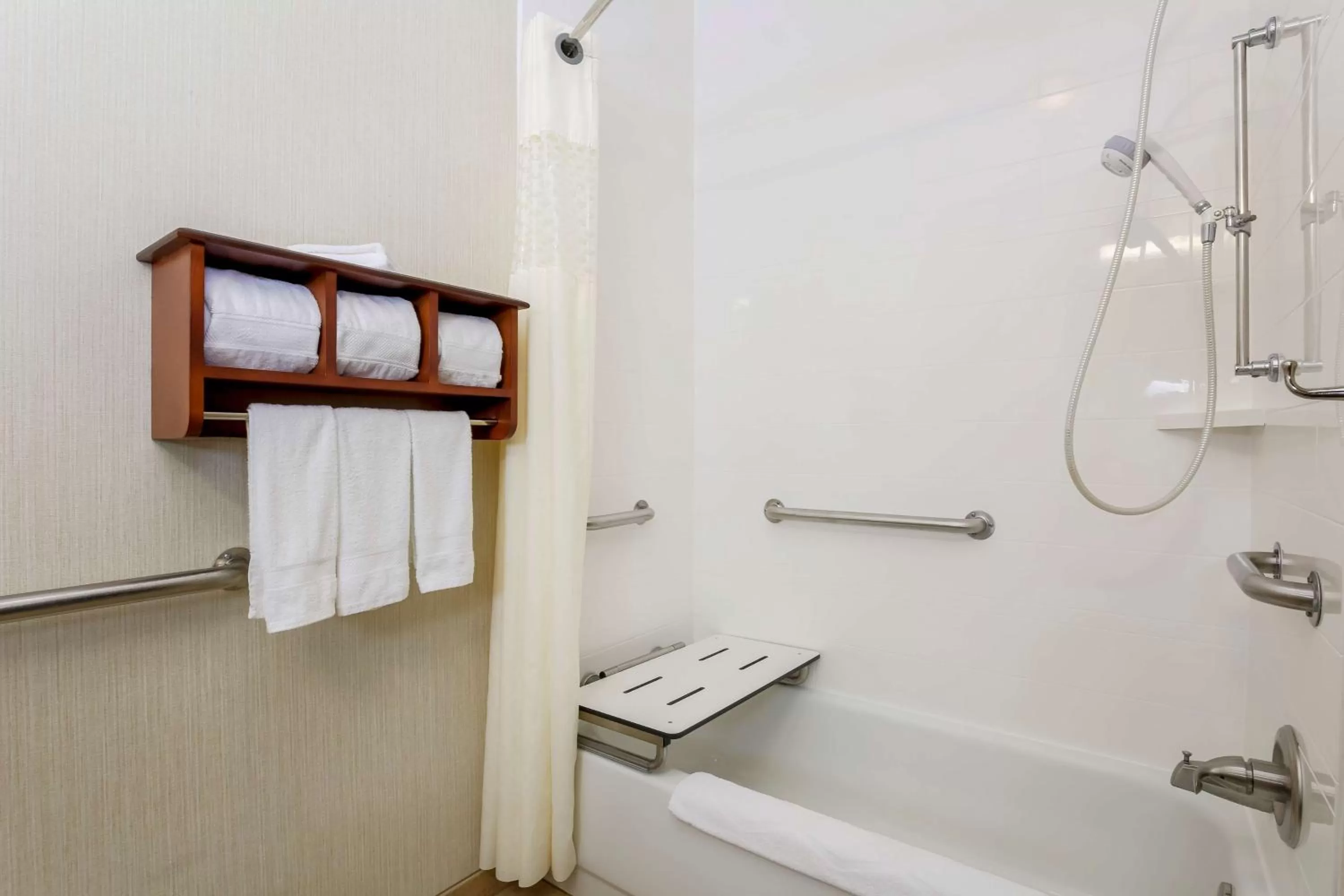 Bathroom in Hampton Inn Dayton/Fairborn