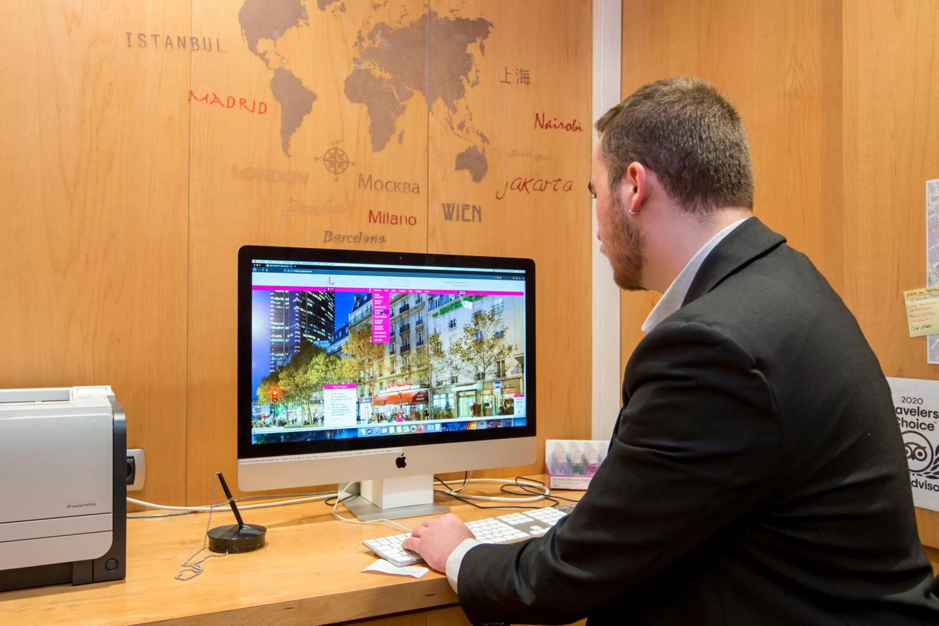 People in HOTEL DE PARIS MONTPARNASSE