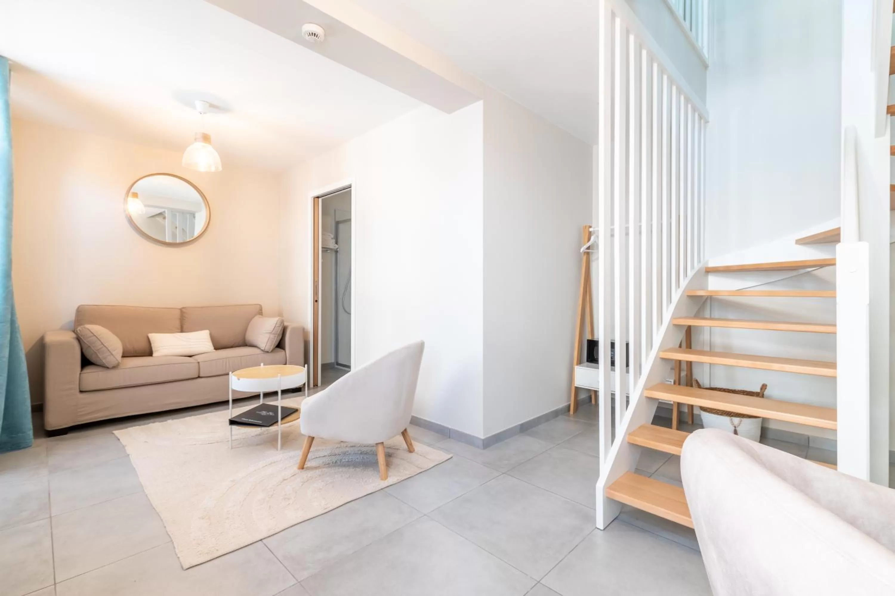 Night in Hôtel Échappée en Baie - Parking privé gratuit dont forfaits bornes électriques réservable