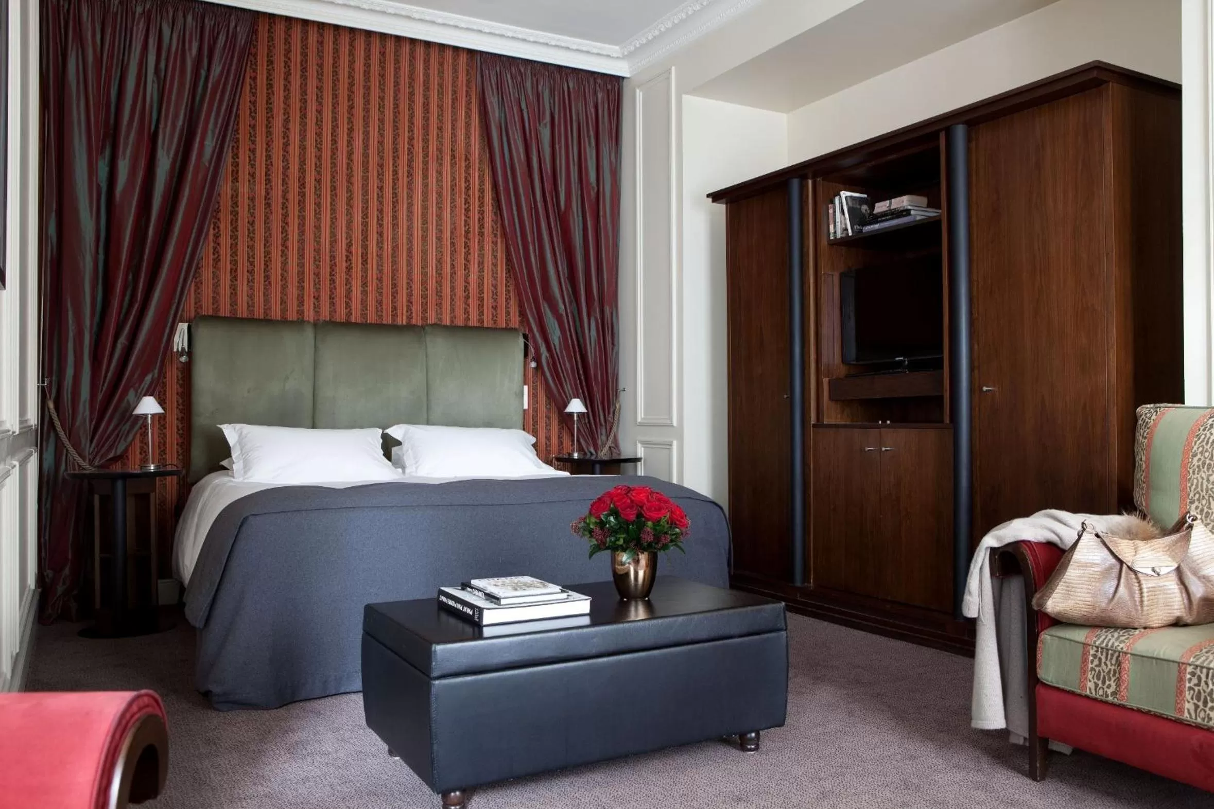 Bedroom, Bed in La Tremoille Paris