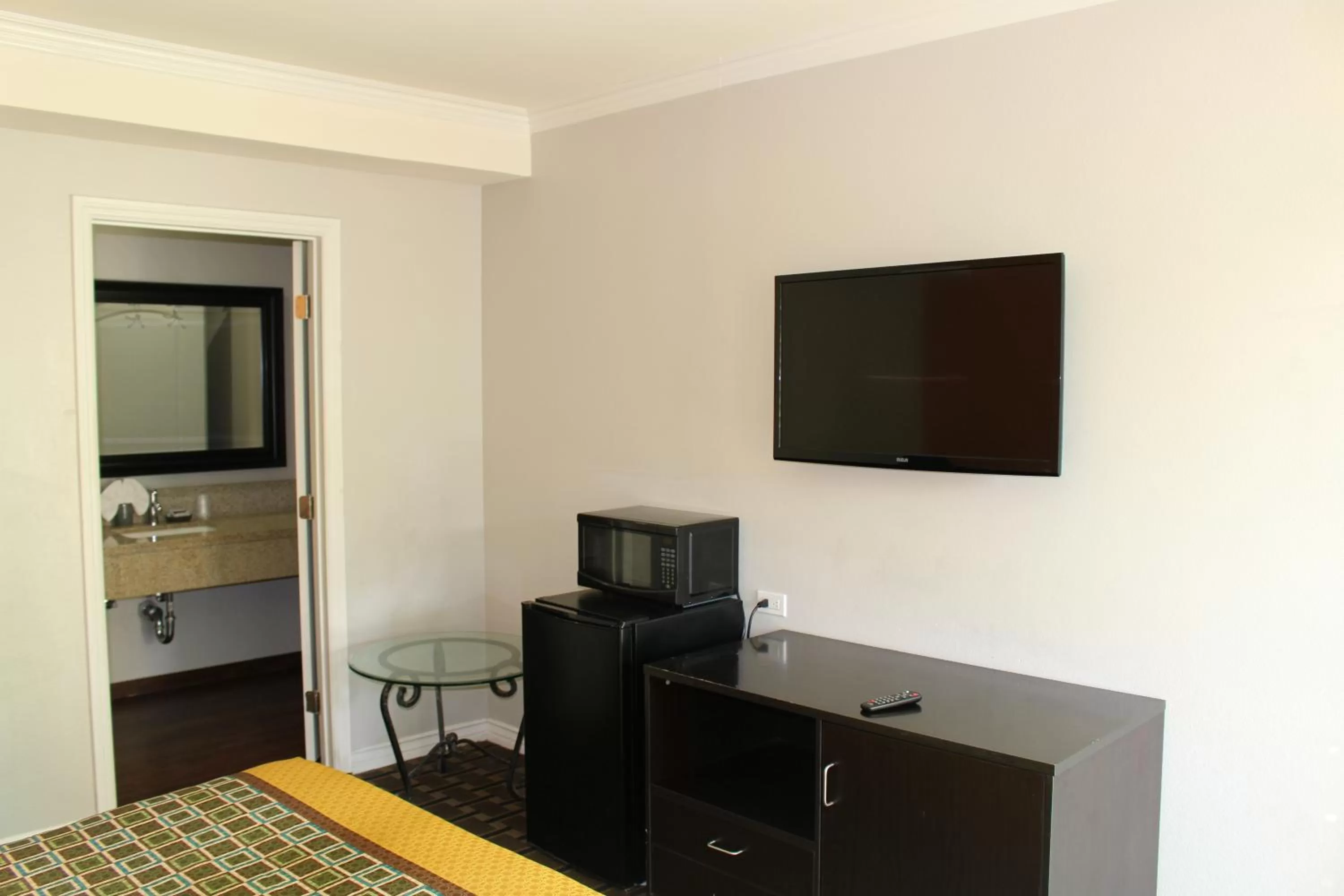 Communal lounge/ TV room, Bed in LYFE INN & SUITES by AGA - LAX Airport