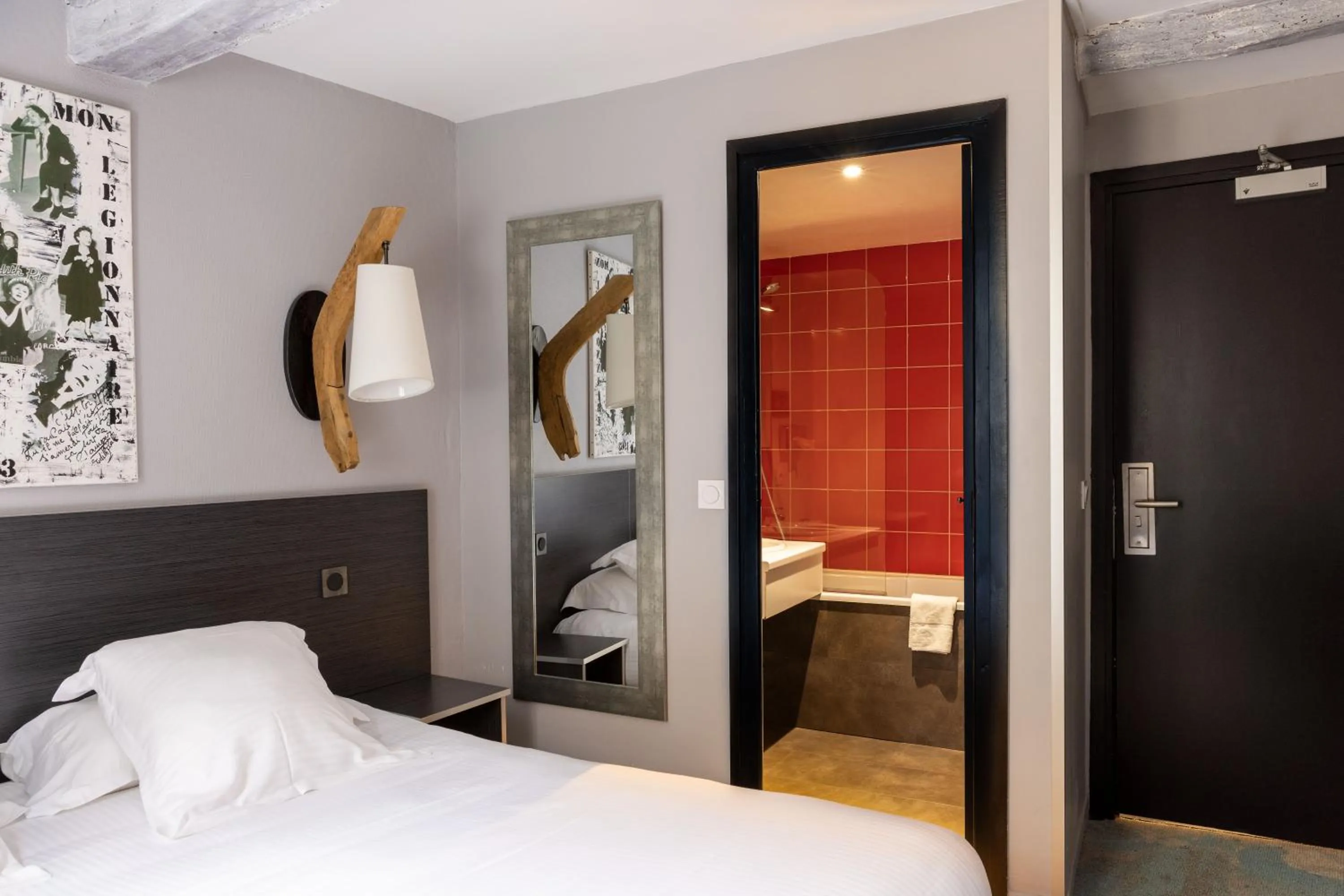 Bathroom, Bed in Hotel Le Dauphin