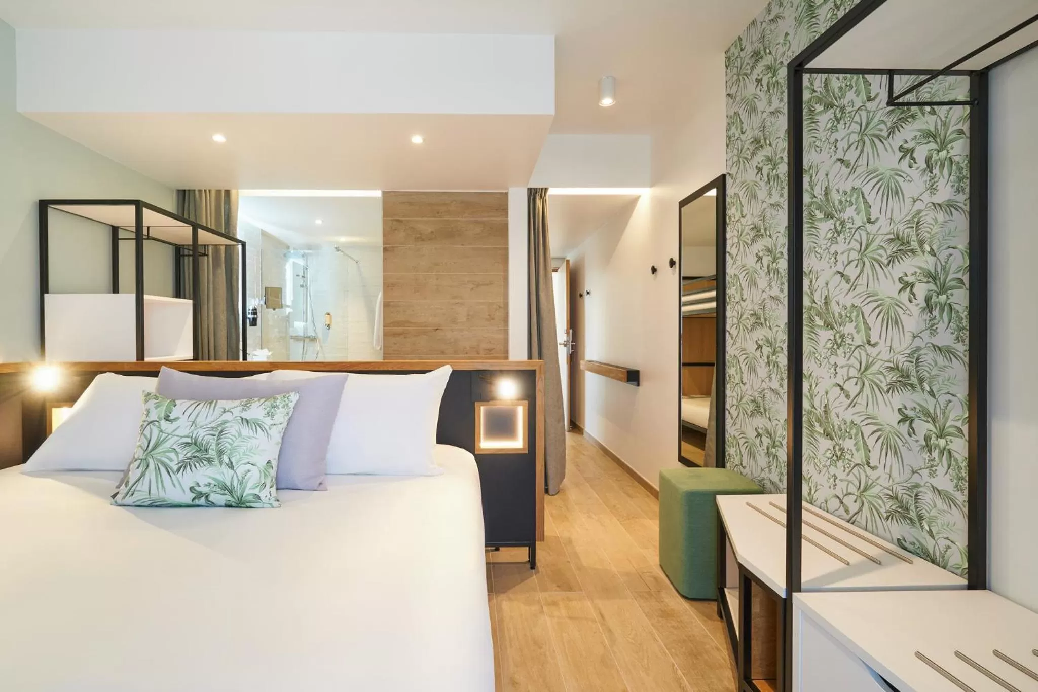 Shower, Bed in Mercure Avignon TGV Hotel & Spa