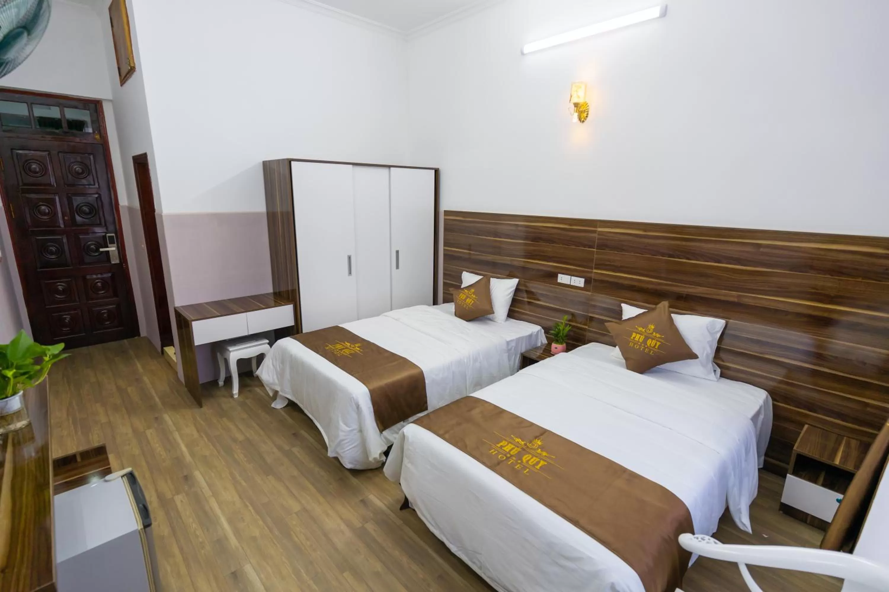 Bed in PHÚ QUÝ HOTEL near ĐÔNG KINH MARKET