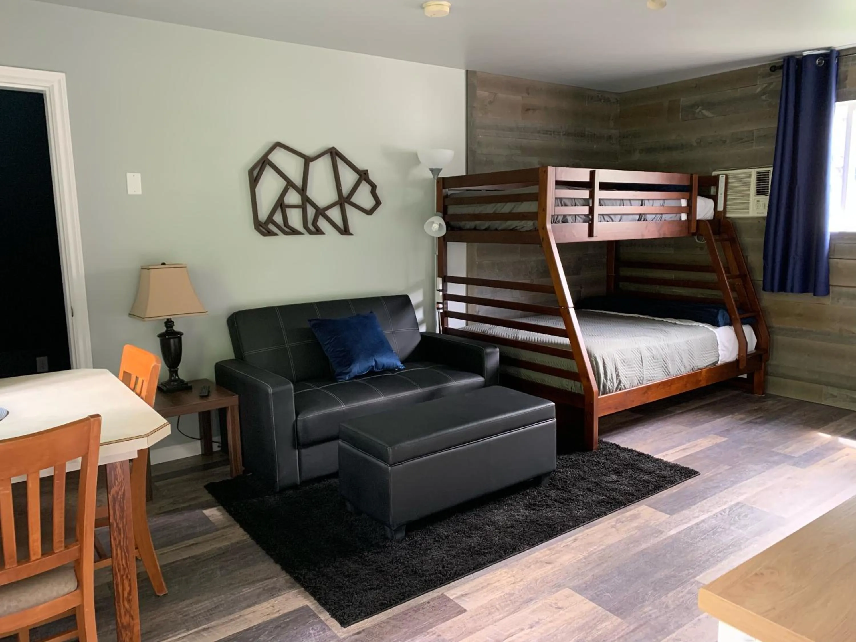 Photo of the whole room, Bed in Peaks Lodge