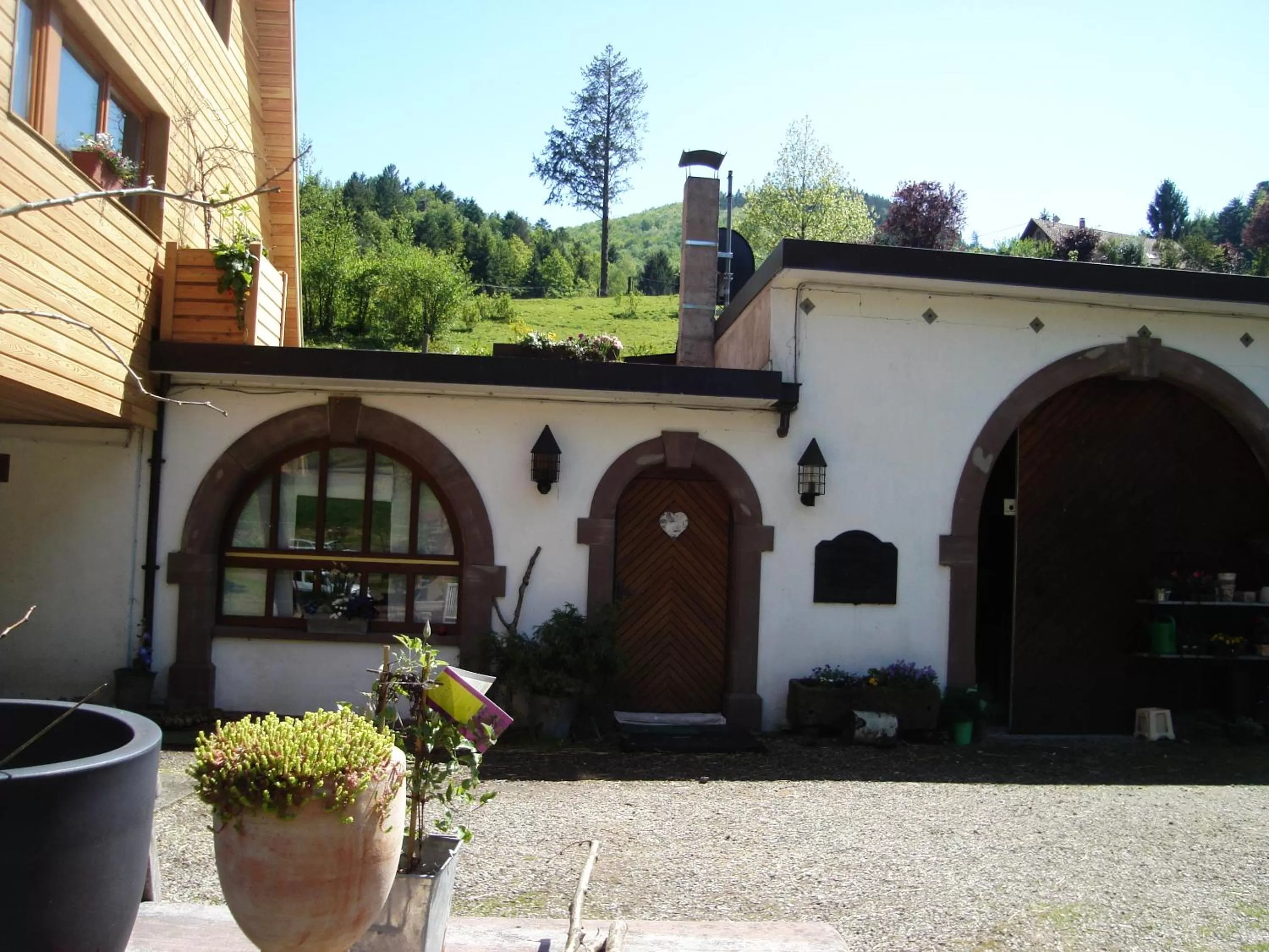 Facade/entrance, Property Building in L'Atelier de Gisèle