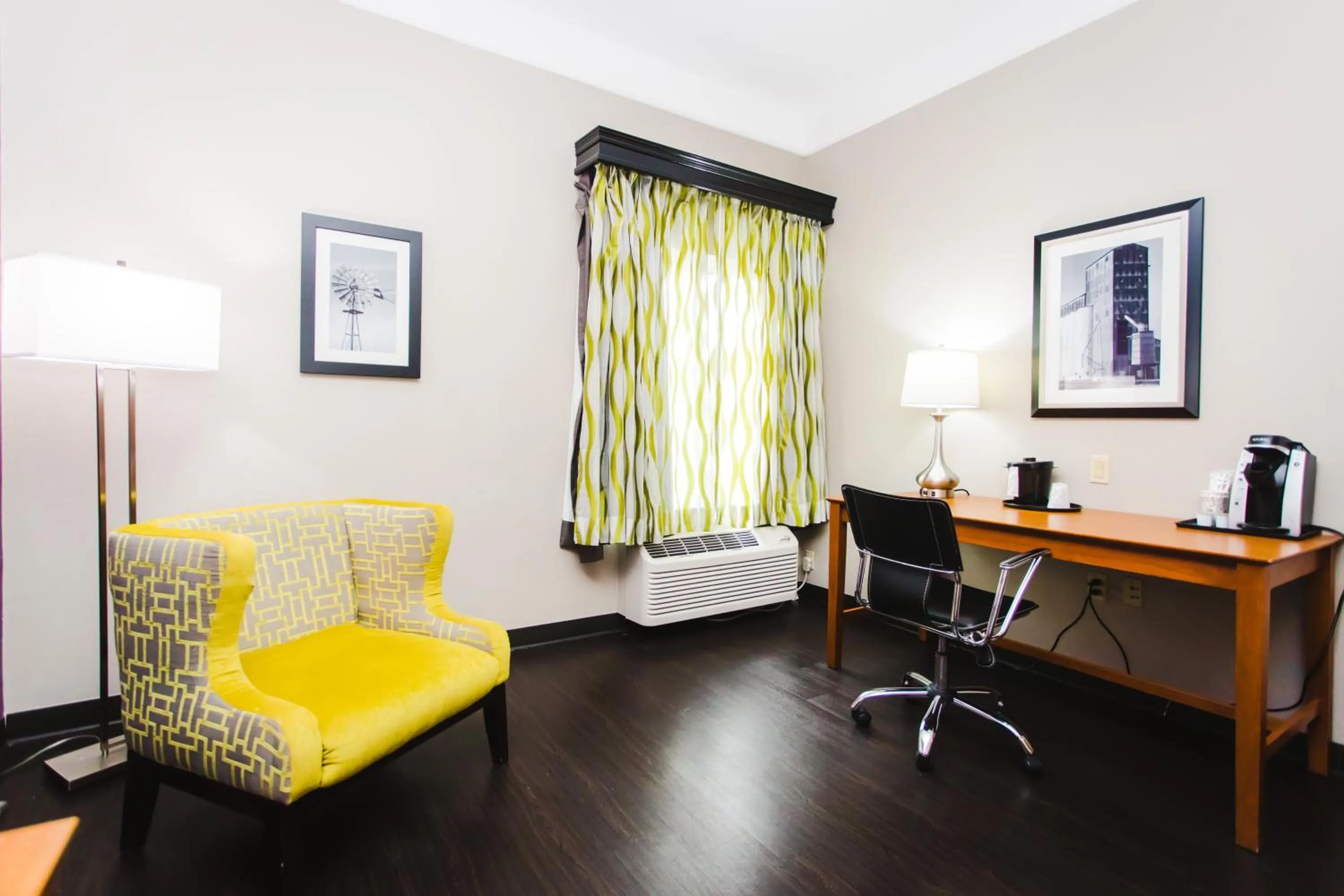 Seating area in Palacio Royale Inn Signature Katy