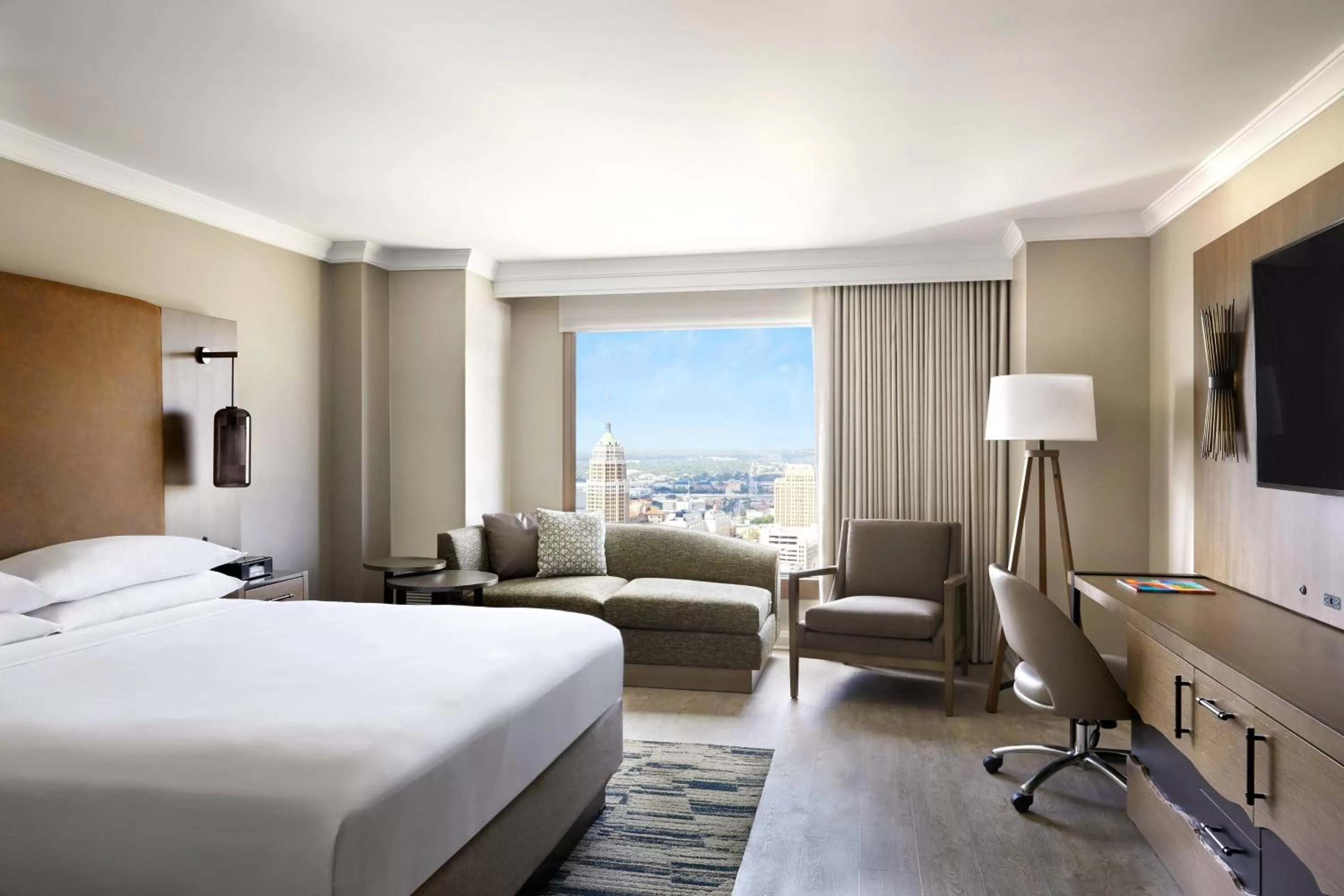 Photo of the whole room, Bed in San Antonio Marriott Rivercenter on the River Walk