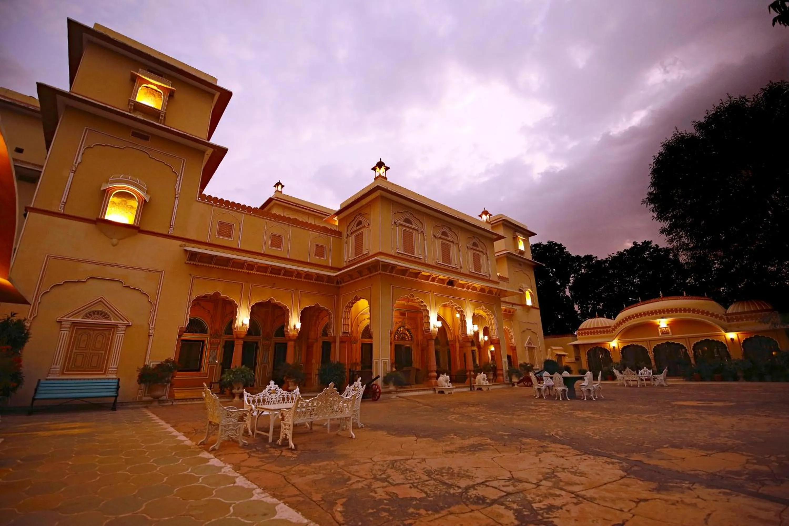 Facade/entrance in Hotel Narain Niwas Palace