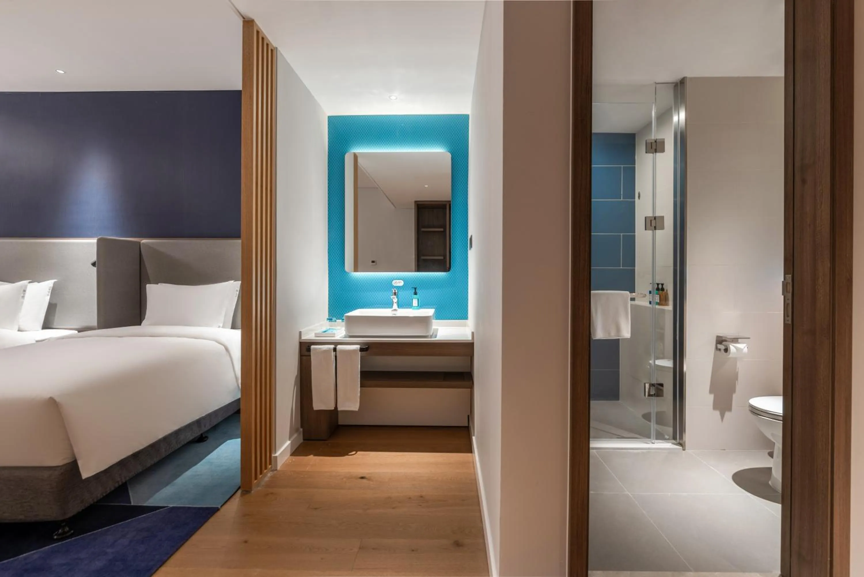 Bathroom, Bed in Holiday Inn Express Linyi North New District by IHG