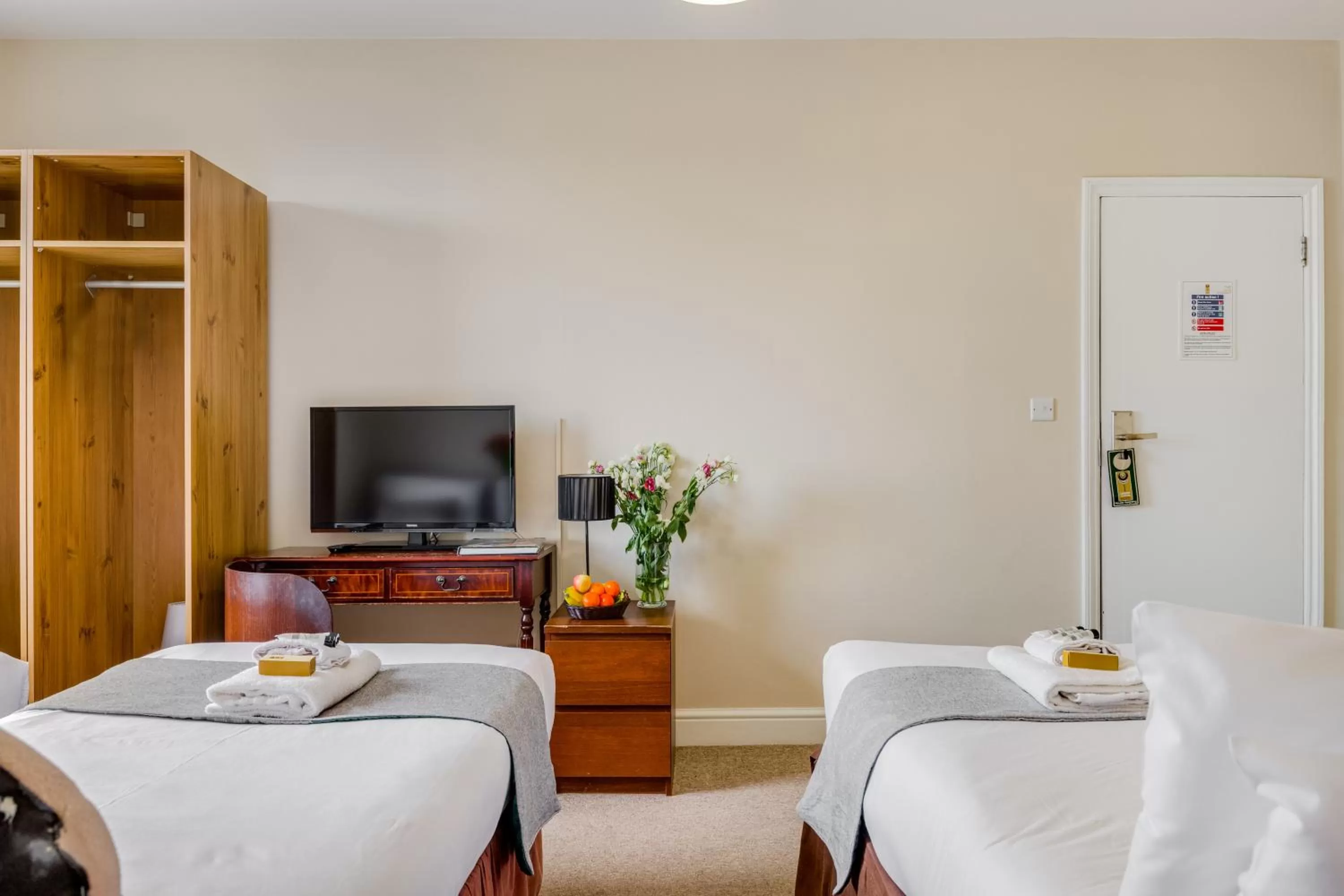 Bed in 1 Lexham Gardens Hotel