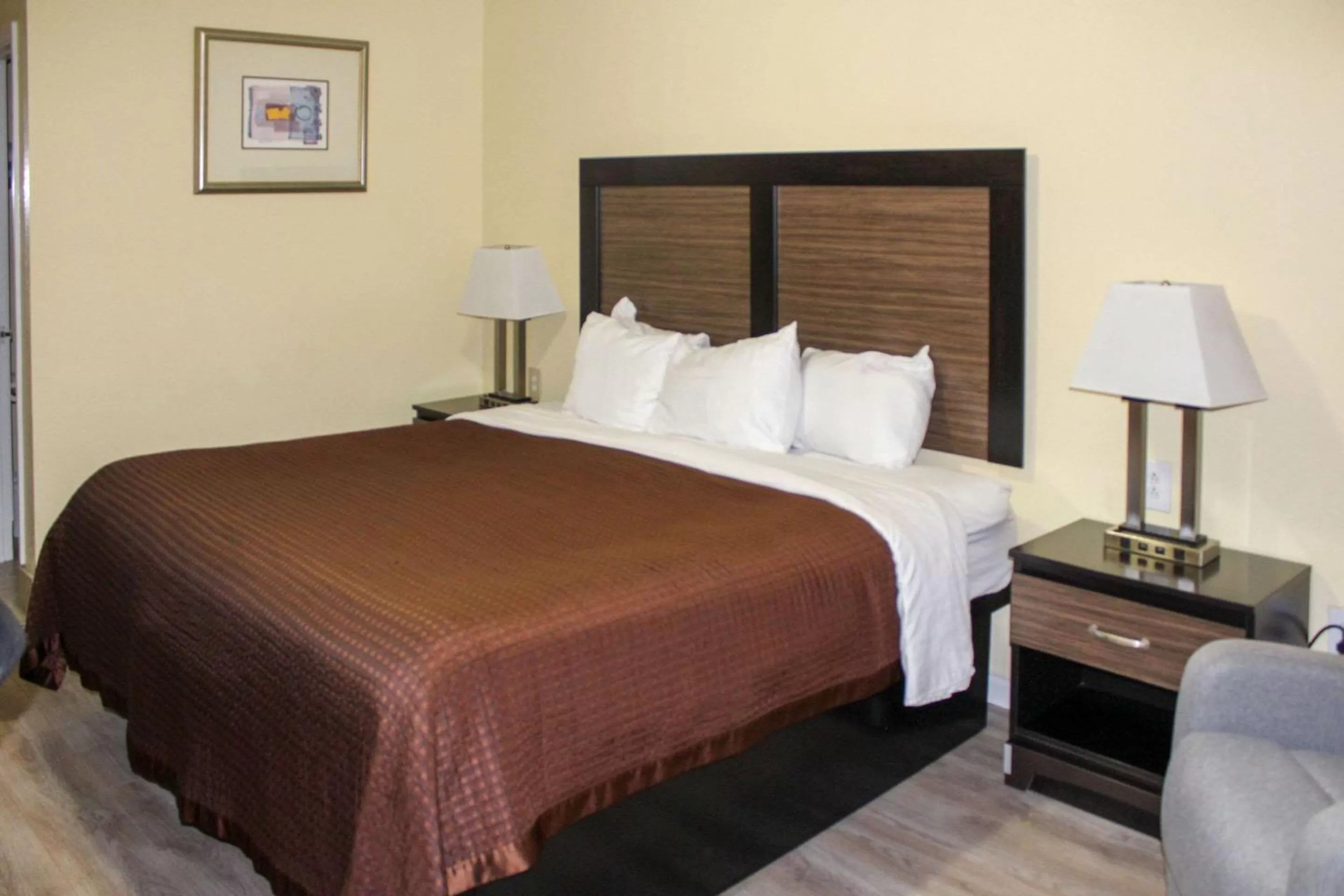 Bedroom, Bed in Rodeway Inn Medford South I-5