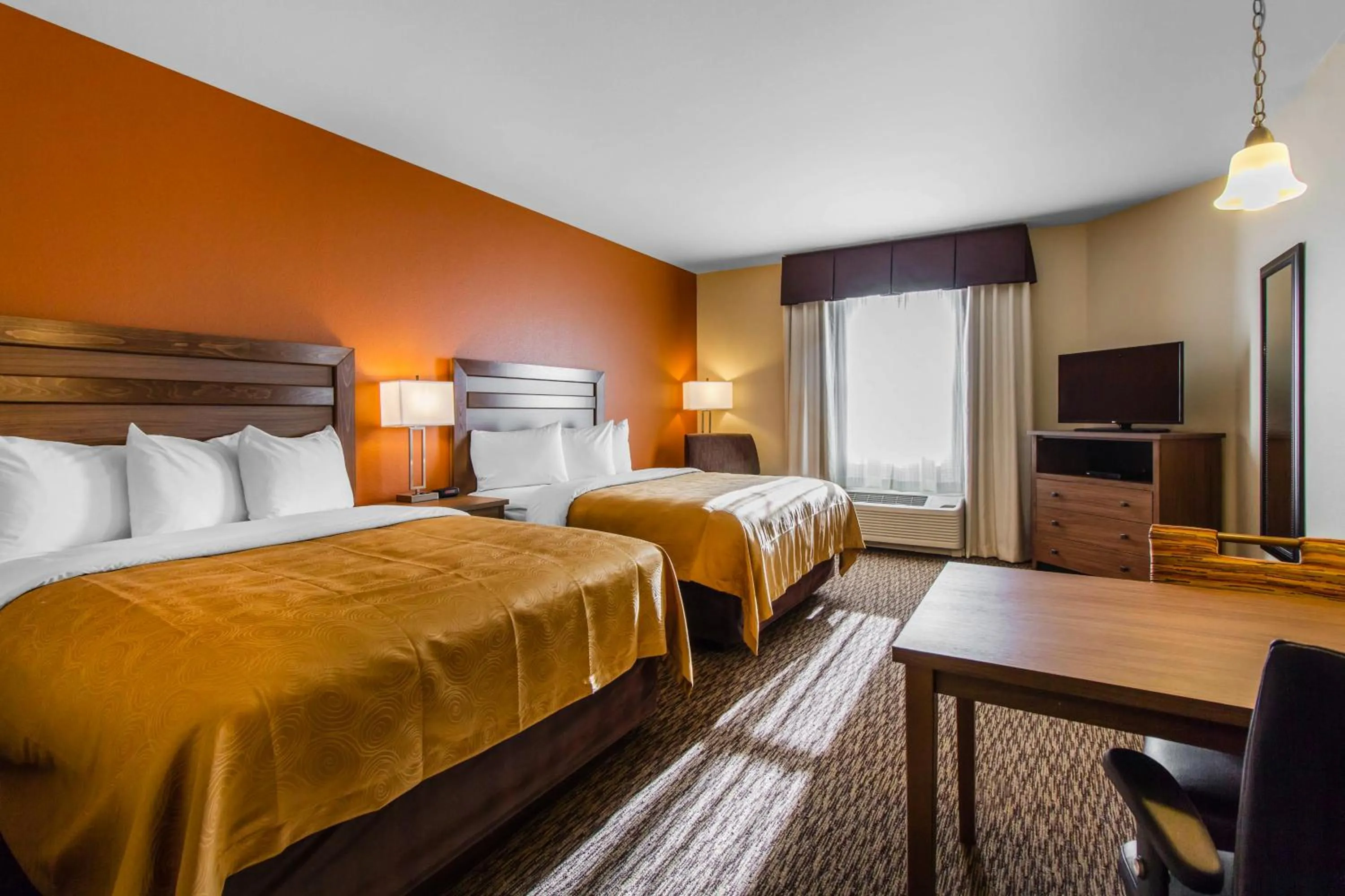 Day, Bed in MainStay Suites Watford City - Event Center