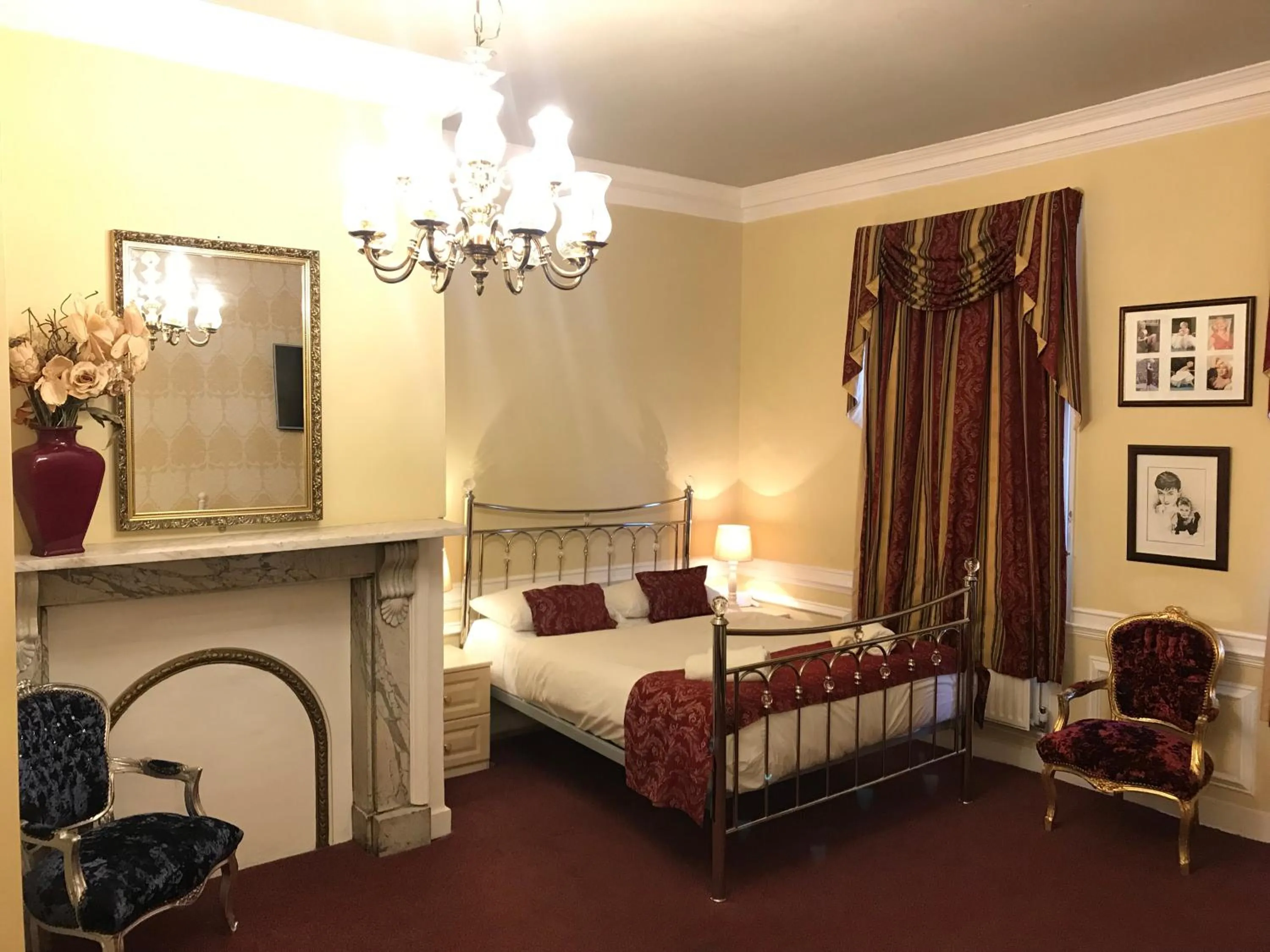 Bed in The Gordon House Hotel