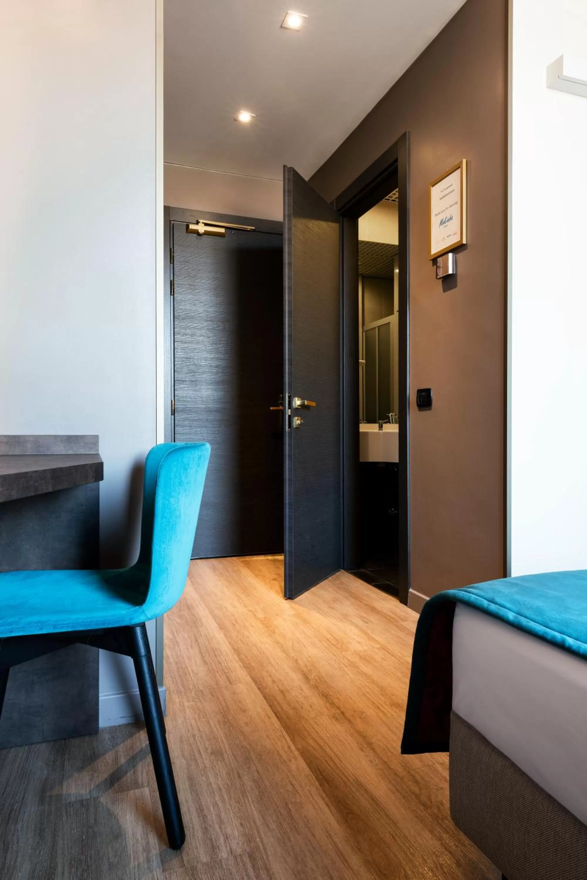 wardrobe in Mokinba Hotels King