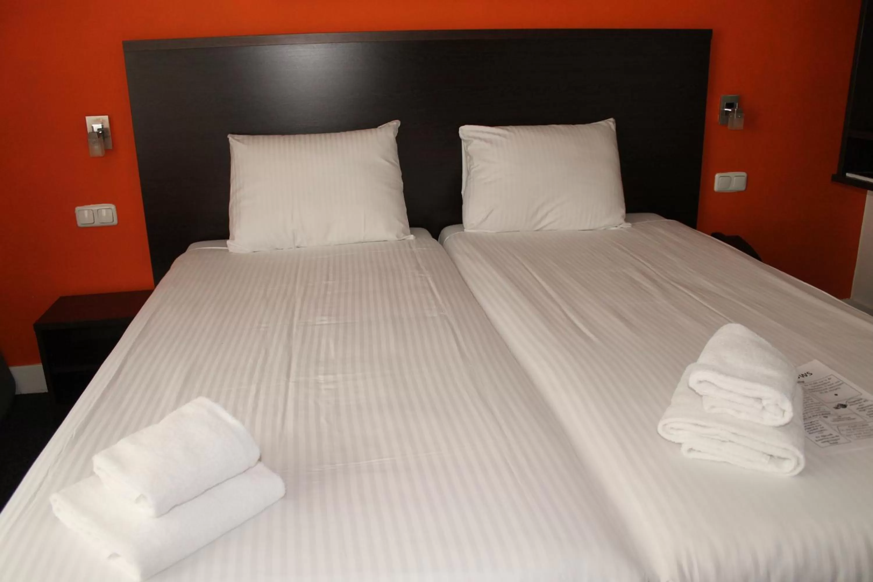 Bed in Hotel Oranjeoord