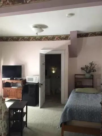 Triple Room with Private Bathroom in Victorian Charm Inn Triple Room with Private Bathroom in Victorian Charm Inn