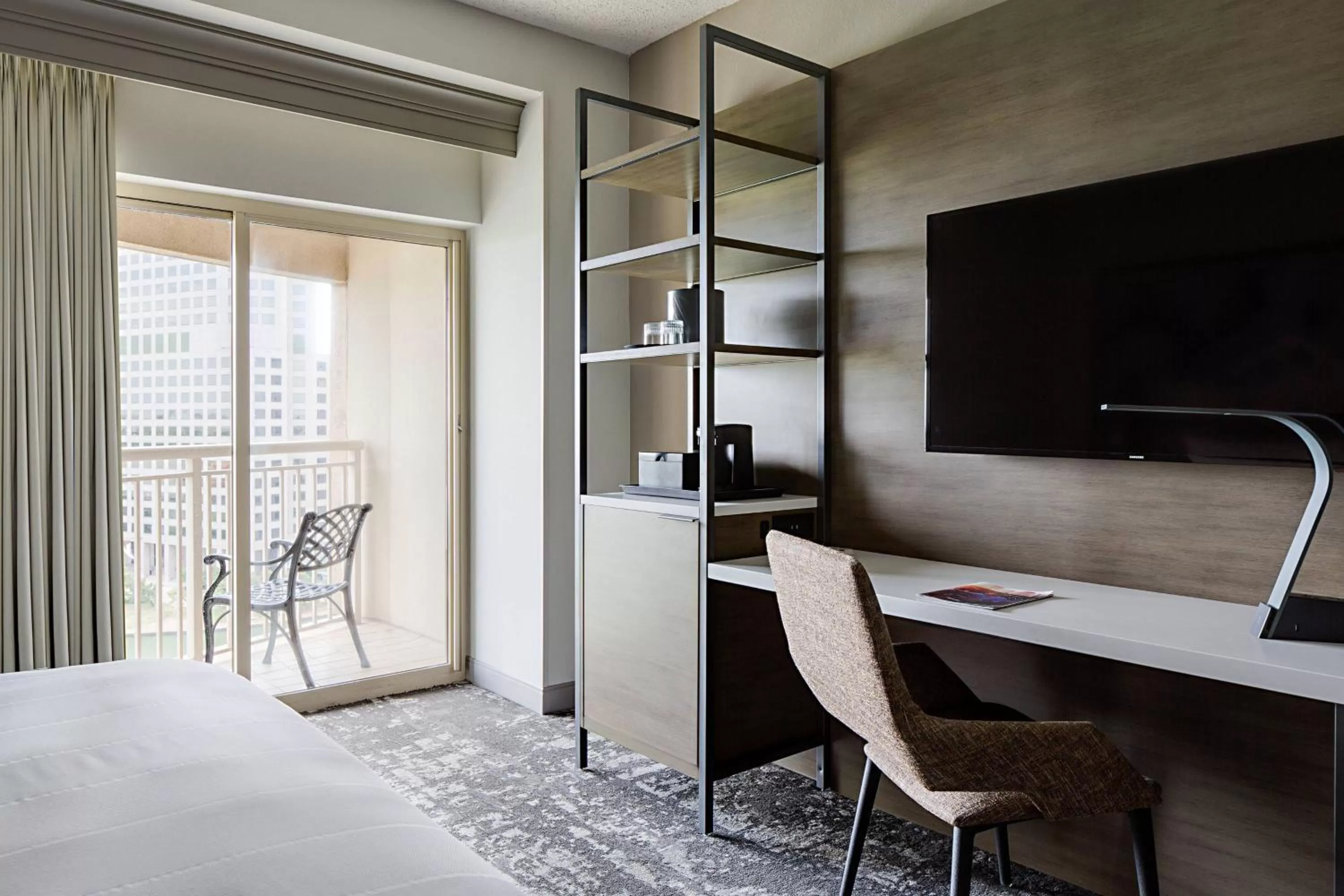 Photo of the whole room, Bed in Marriott Dallas Las Colinas