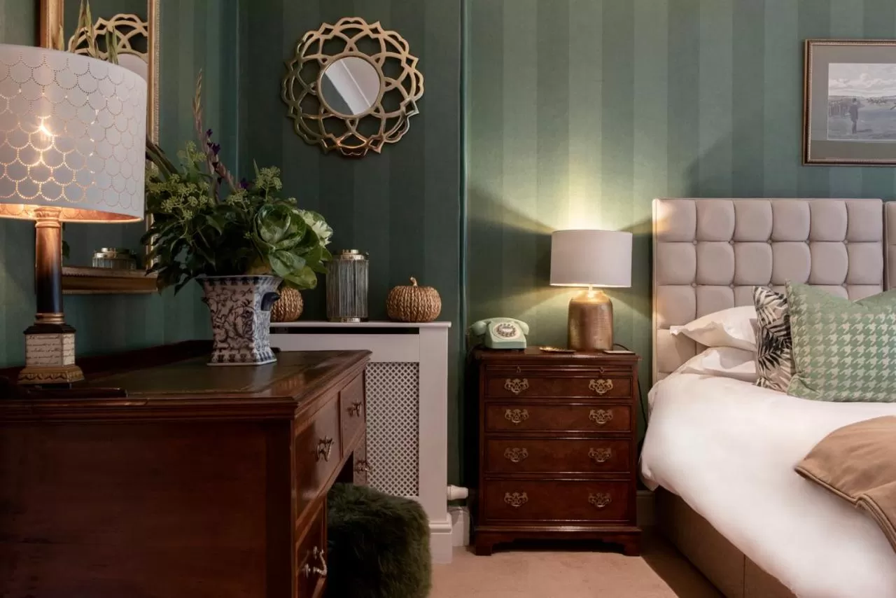 Bedroom, Bed in Burleigh Court Hotel