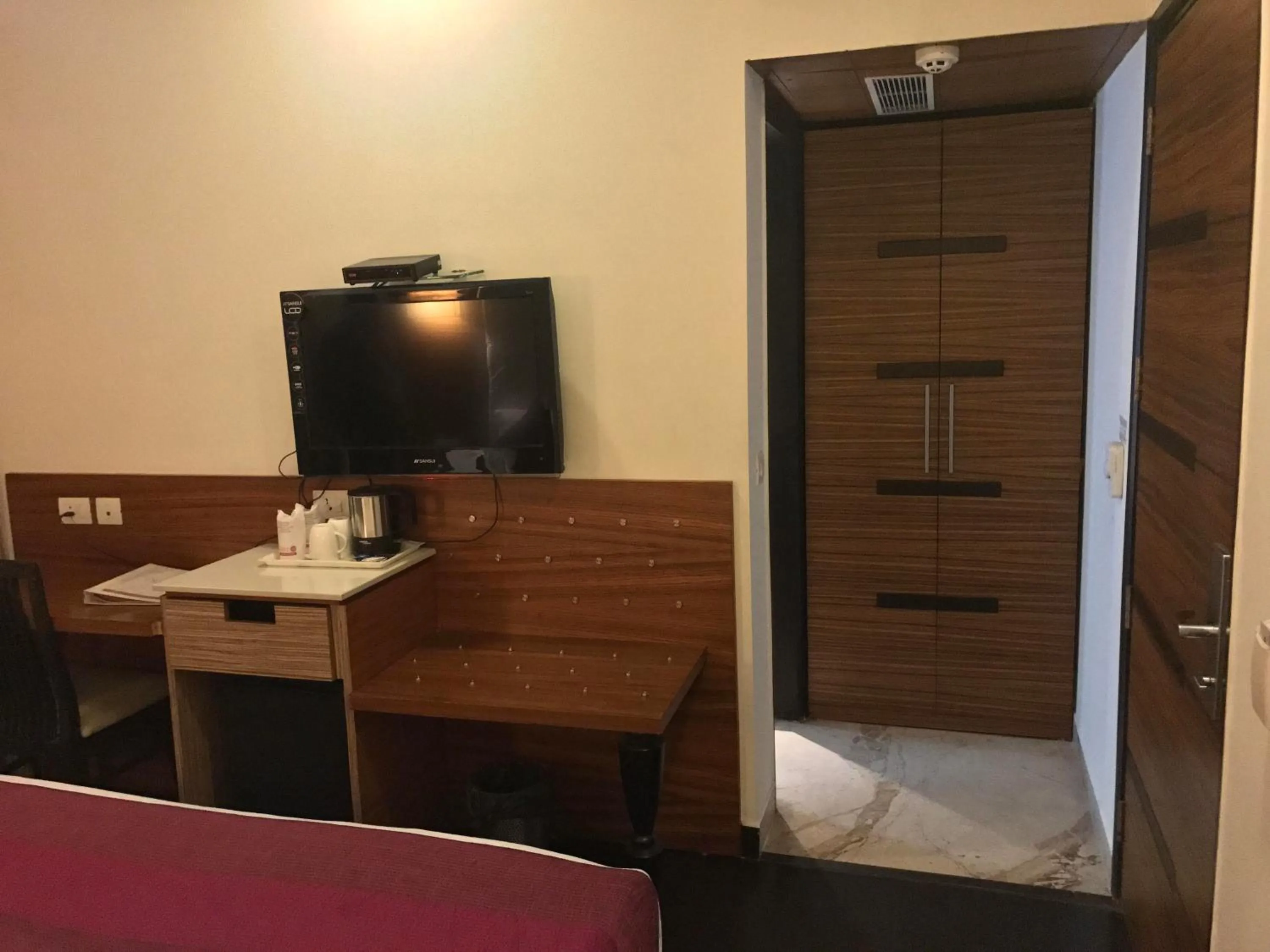 View (from property/room), Bed in Hotel Ivory 32