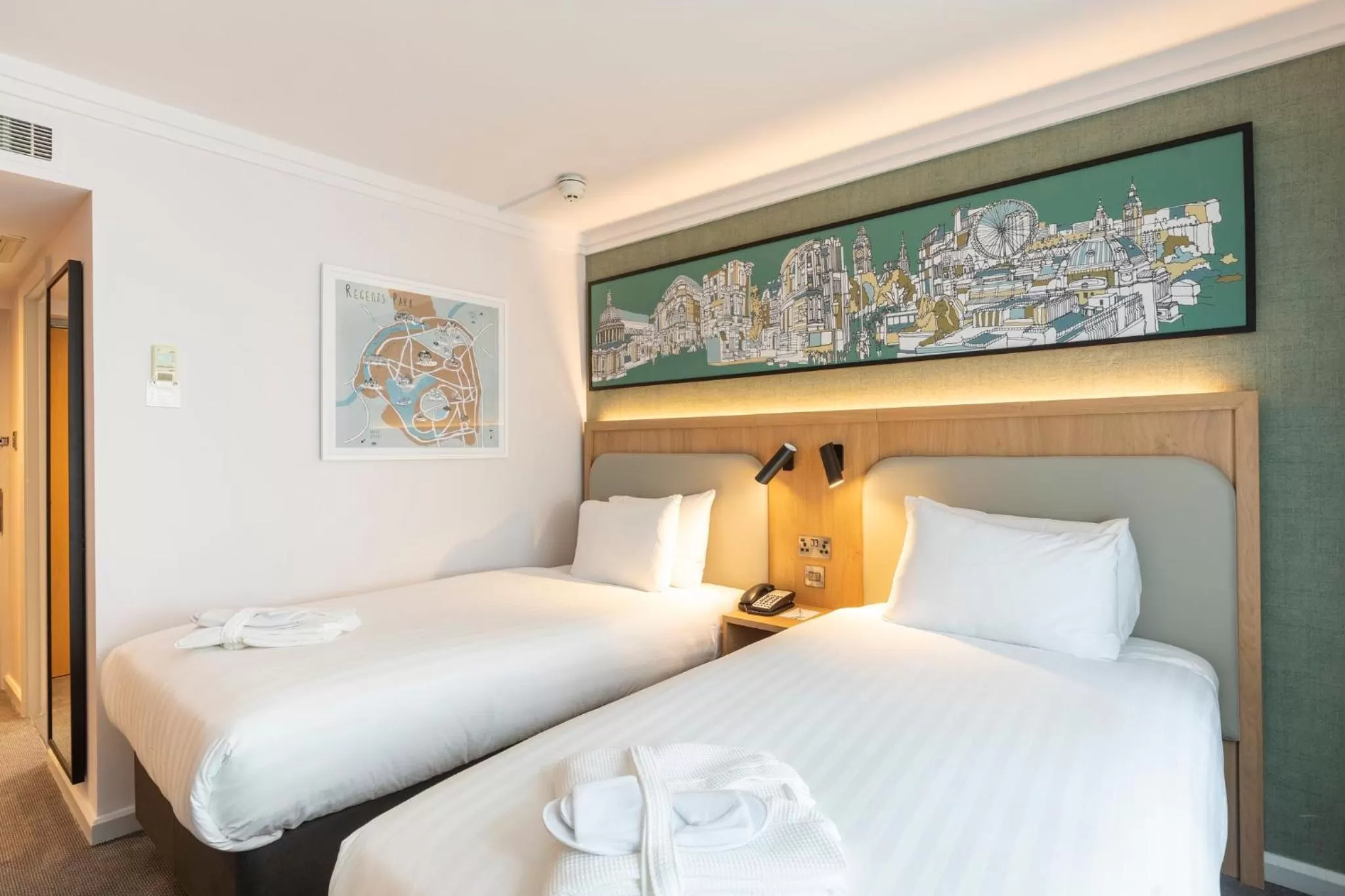 Photo of the whole room, Bed in Holiday Inn London - Regent's Park by IHG