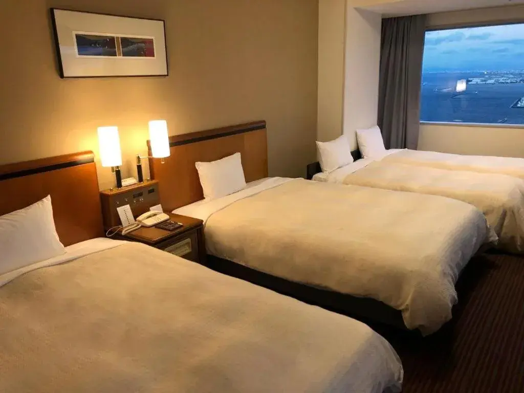 Deluxe Corner Twin Room with Extra Bed and Highway View - Smoking in Star Gate Hotel Kansai Airport Deluxe Corner Twin Room with Extra Bed and Highway View - Smoking in Star Gate Hotel Kansai Airport
