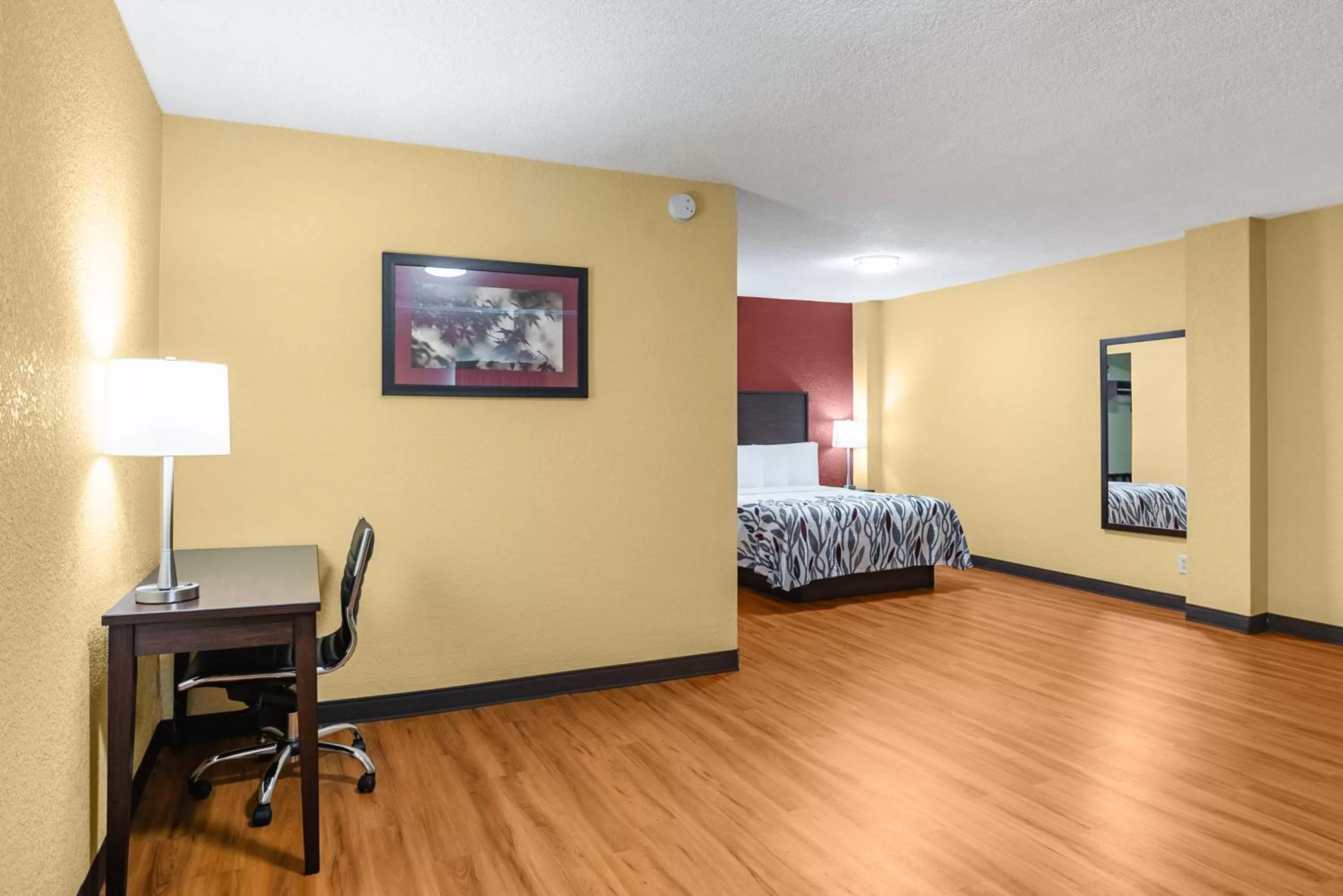 Photo of the whole room, Bed in Red Roof Inn Des Moines