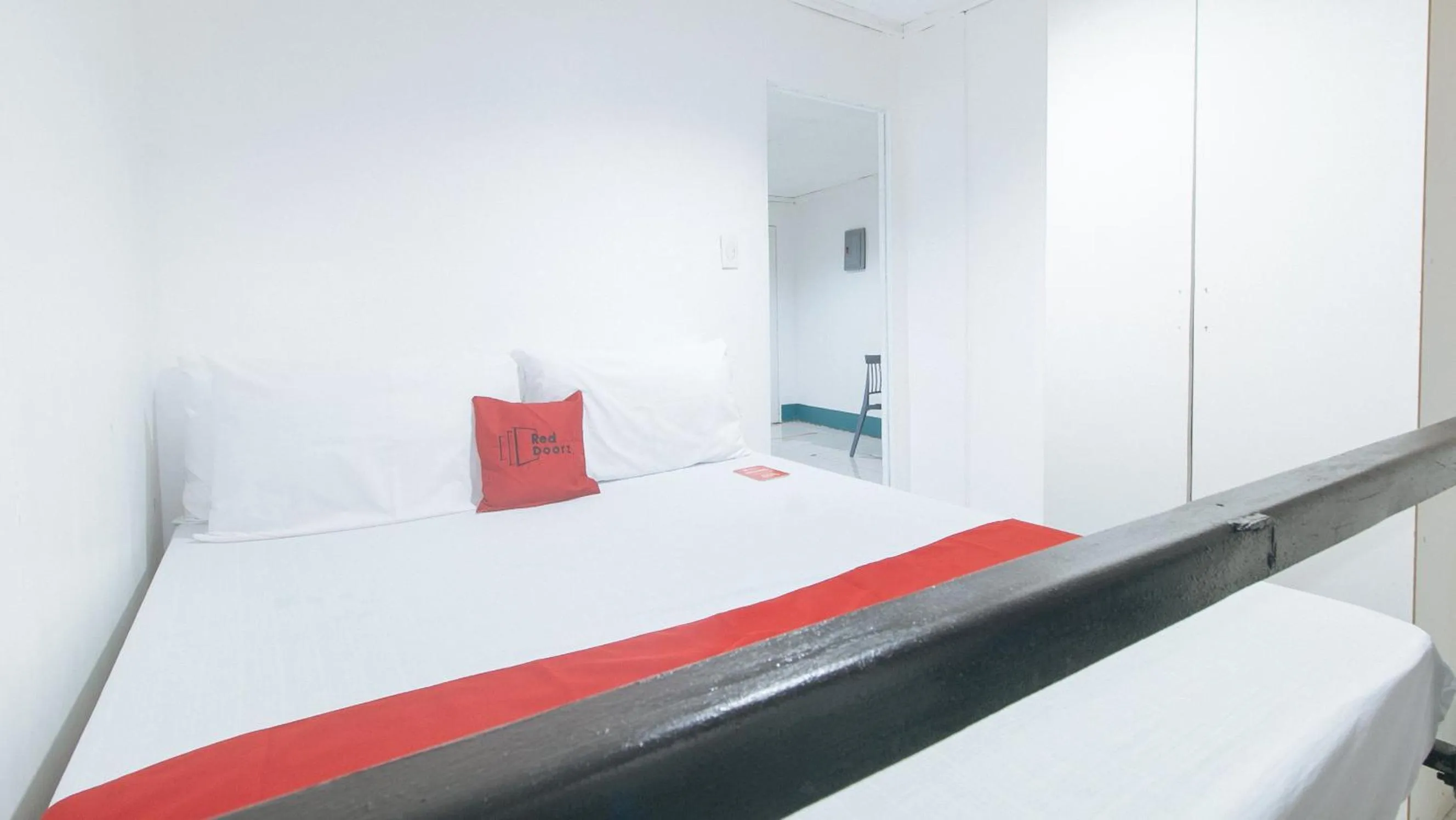 Photo of the whole room, Bed in RedDoorz at Crowne One Condo