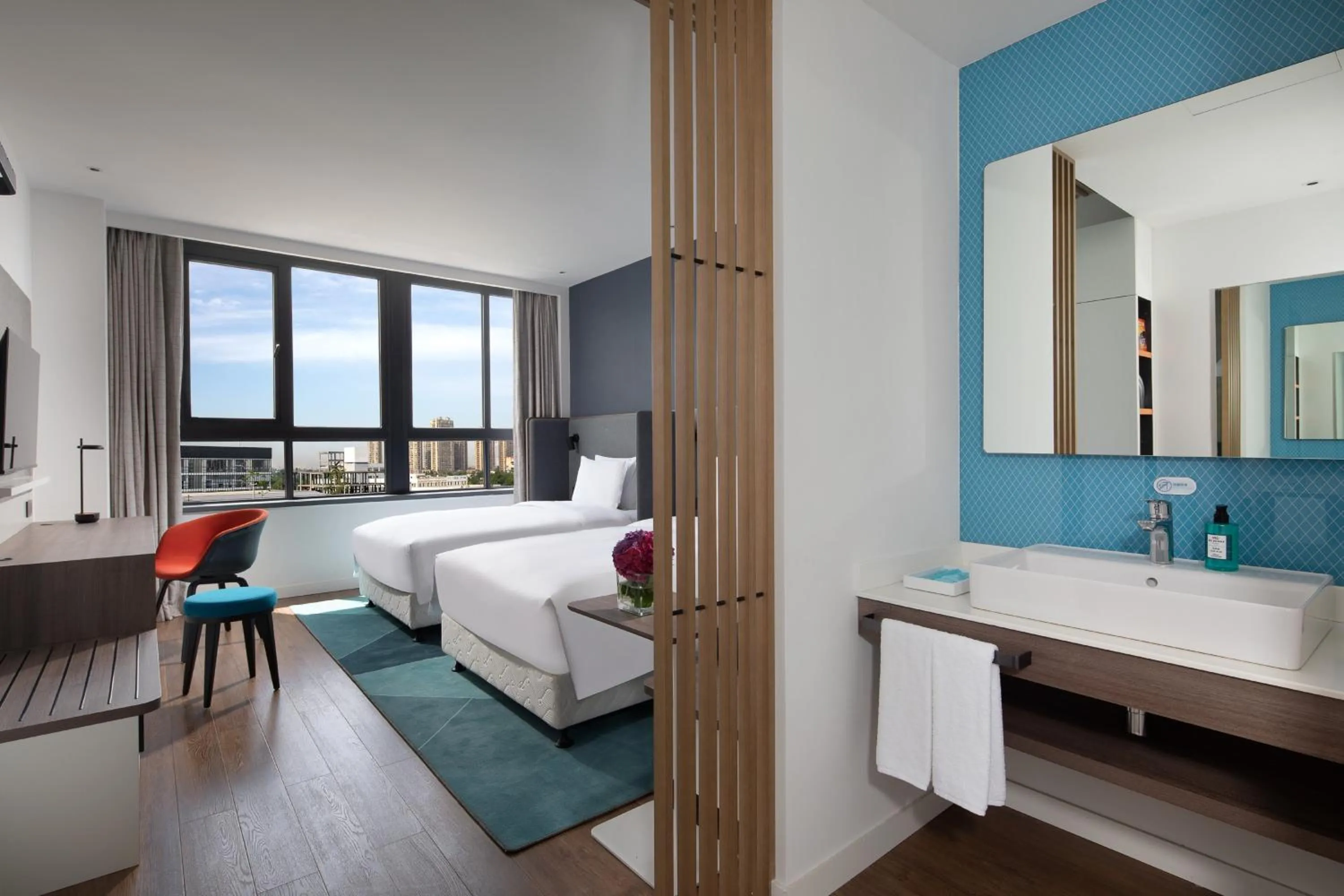 Photo of the whole room, Bed in Holiday Inn Express Chengdu Longquanyi North by IHG