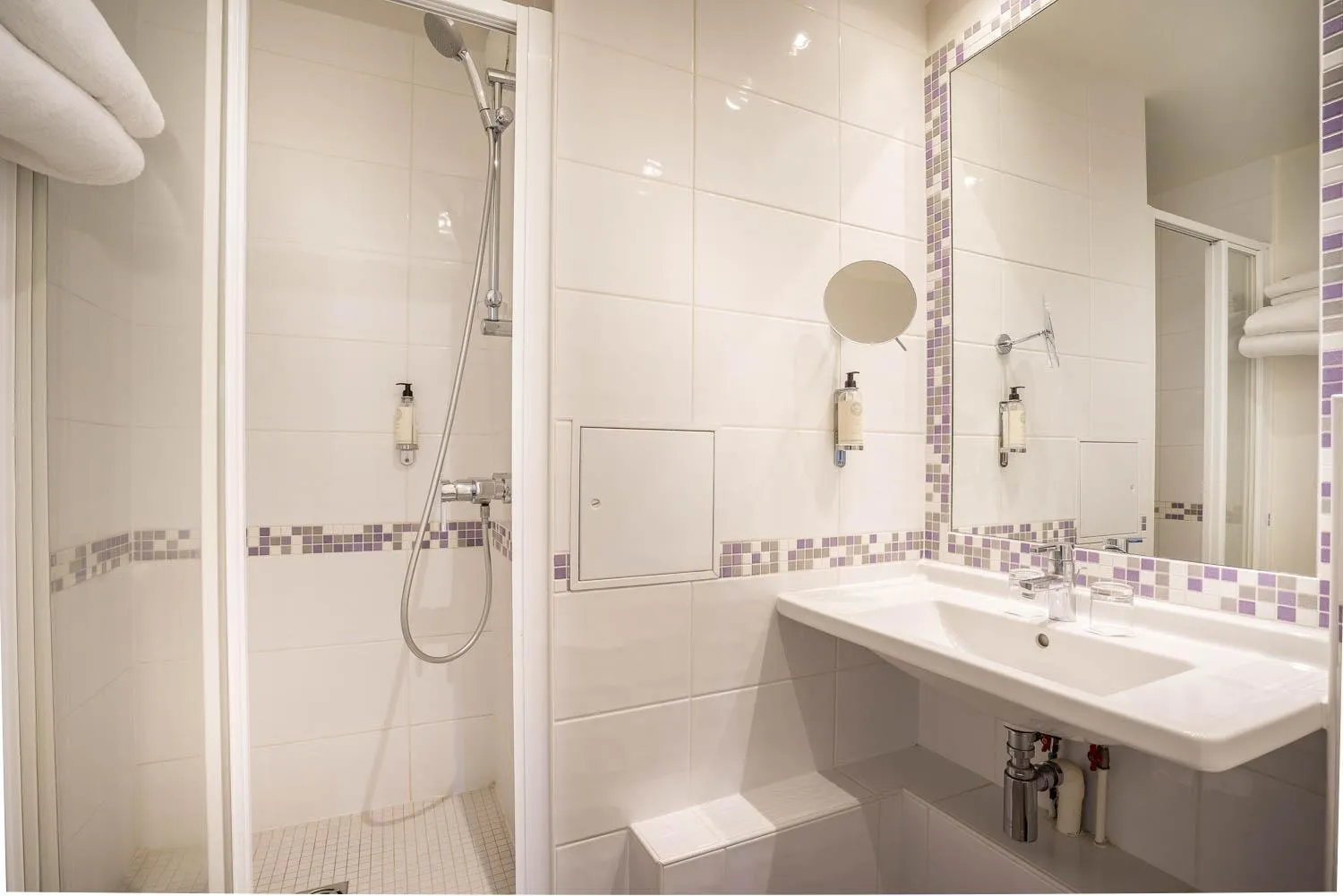 Shower in Best Western Plus Hostellerie Du Vallon