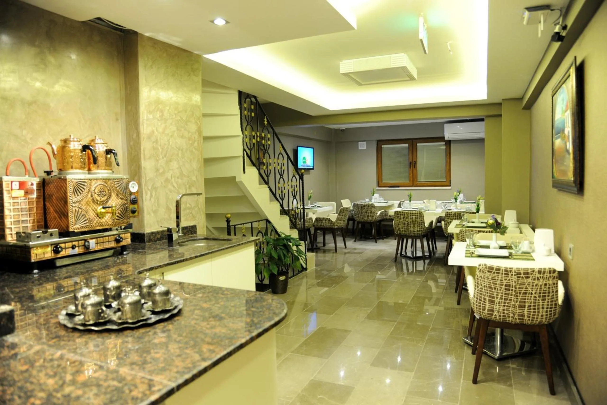 Restaurant/places to eat in Rooms Inn Taxim