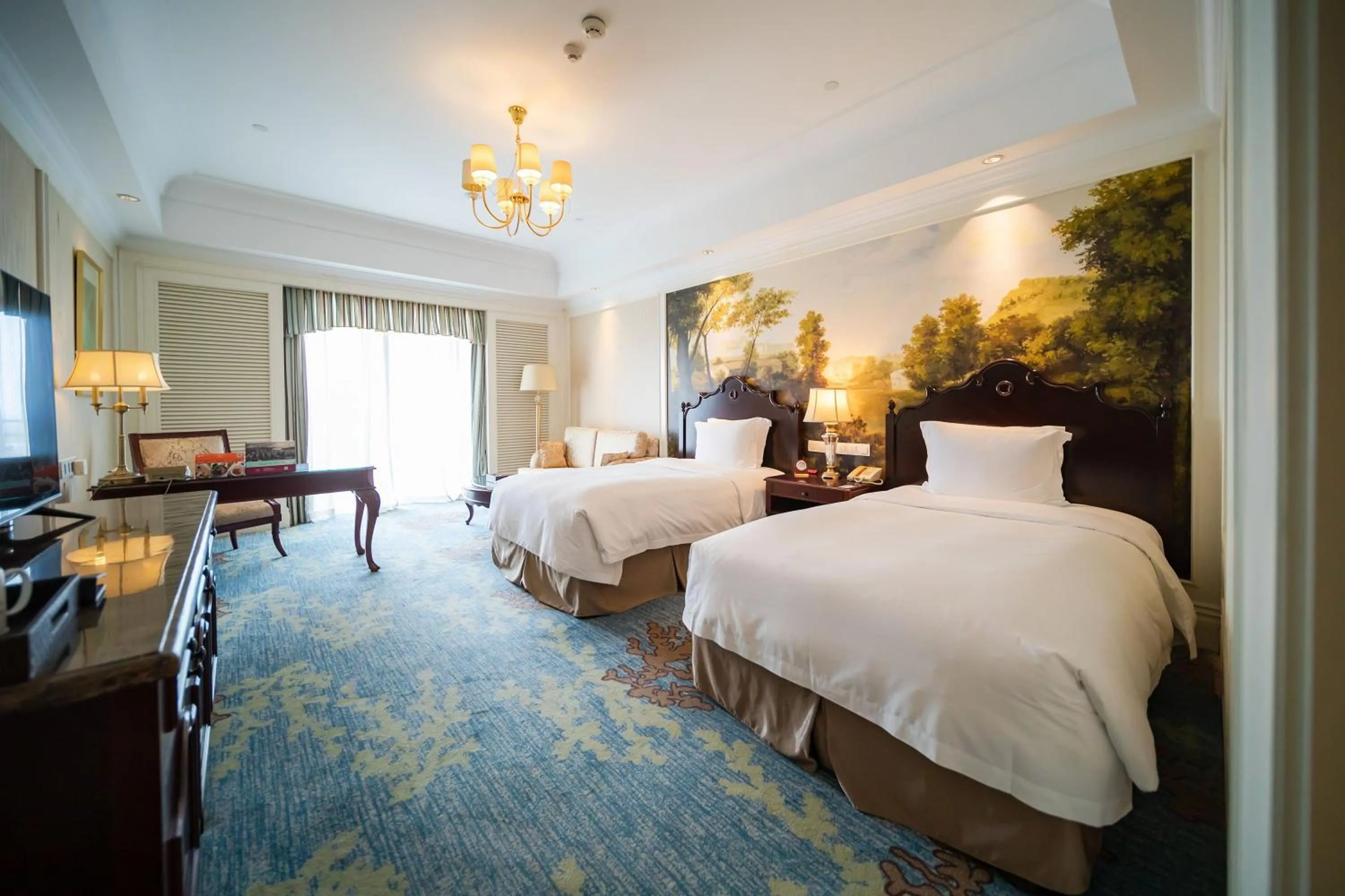 Photo of the whole room, Bed in Crowne Plaza Ocean Spring Resort by IHG