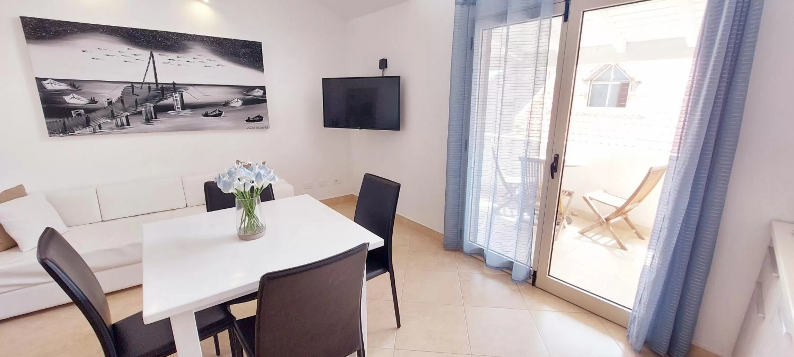 TV and multimedia in Branco Suites - Rooms & Holiday Apartments