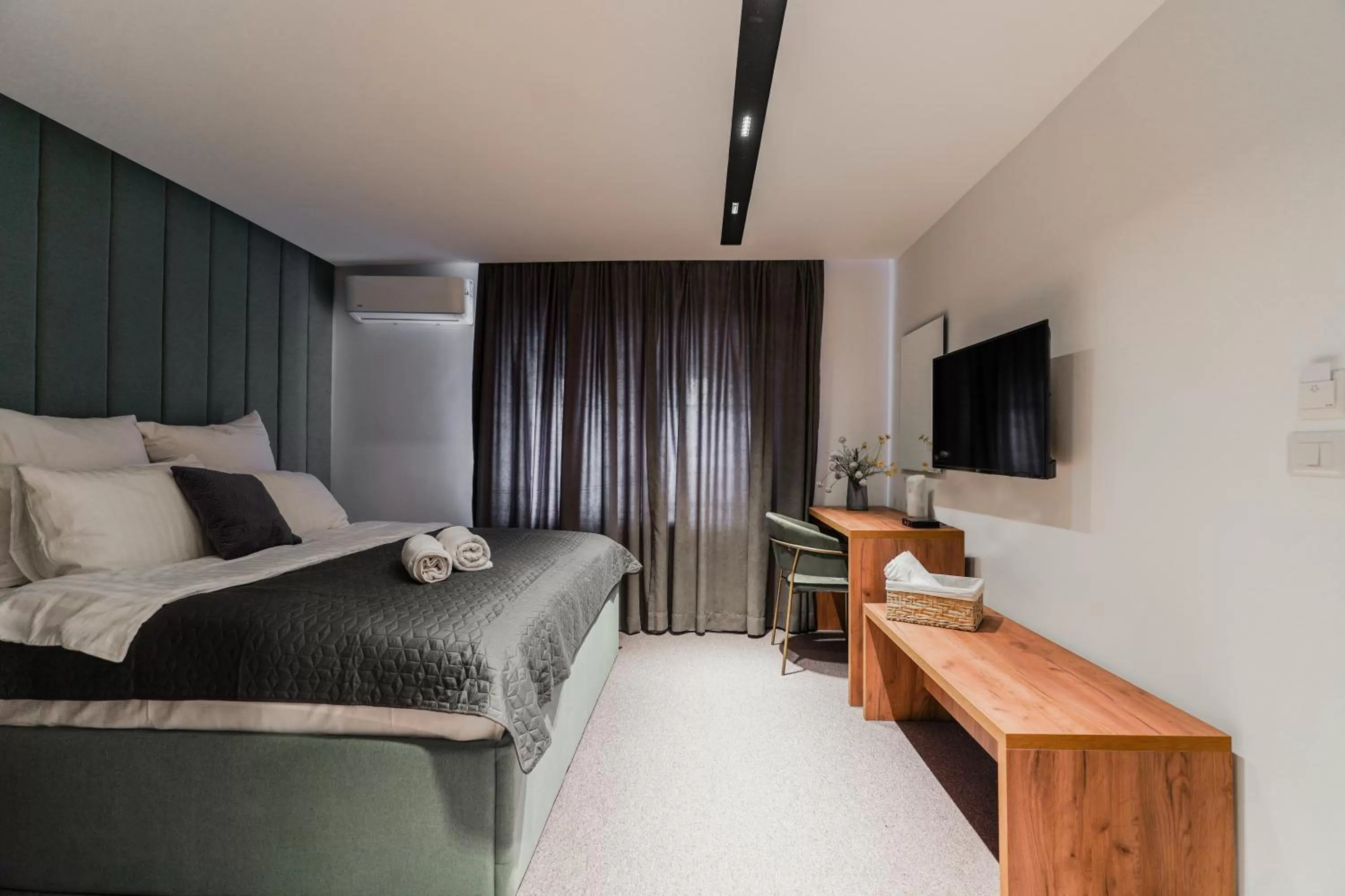 Photo of the whole room, Bed in The White Tree