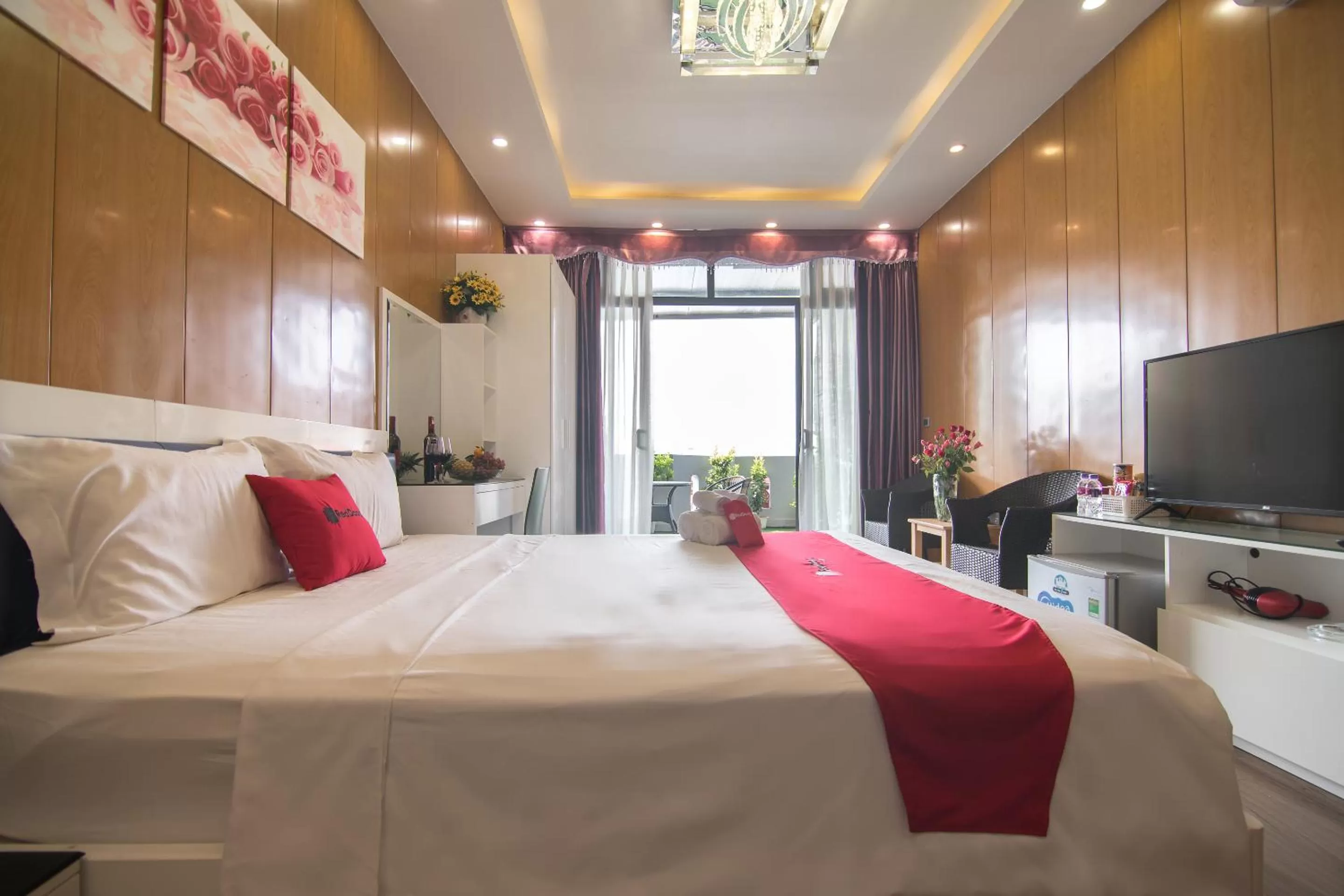 Photo of the whole room, Bed in The Royal Hotel Near West Lake