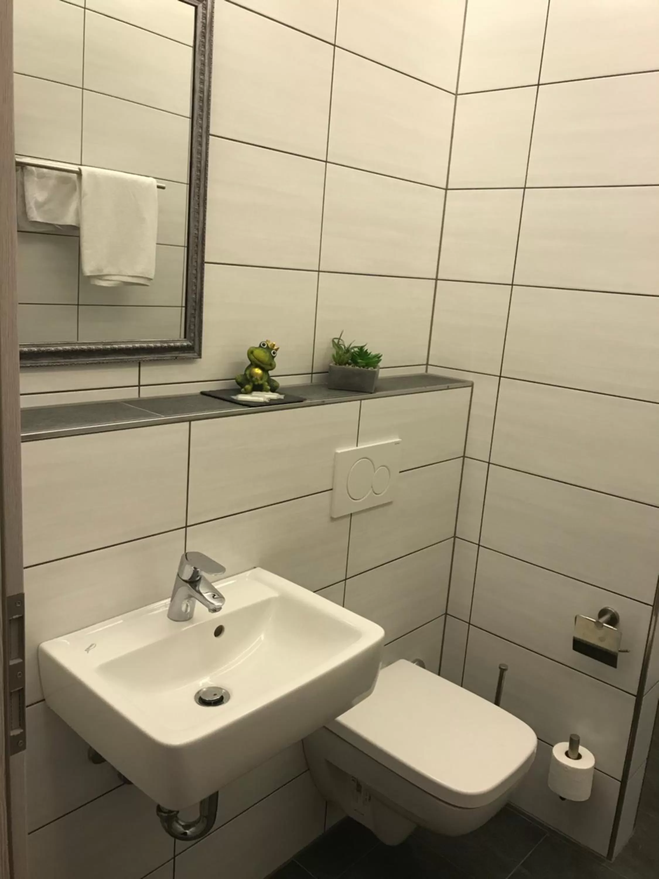 Bathroom in Hotel Athen Kelsterbach Frankfurt Airport