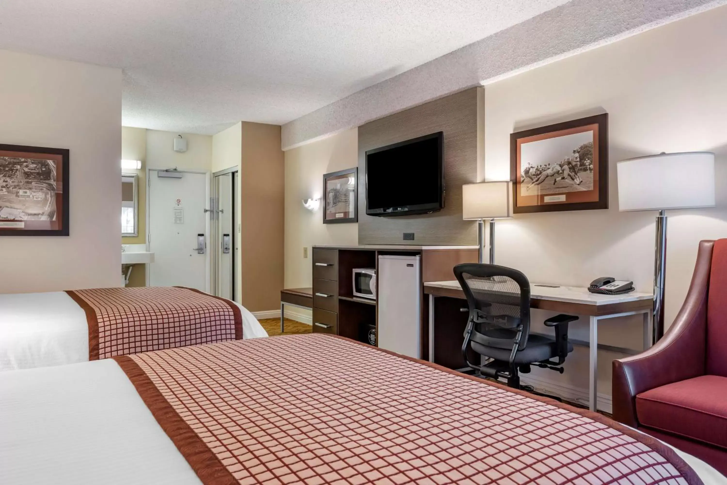 Large Queen Room with Two Queen Beds and Balcony in Best Western Plus Thousand Oaks Inn Large Queen Room with Two Queen Beds and Balcony in Best Western Plus Thousand Oaks Inn