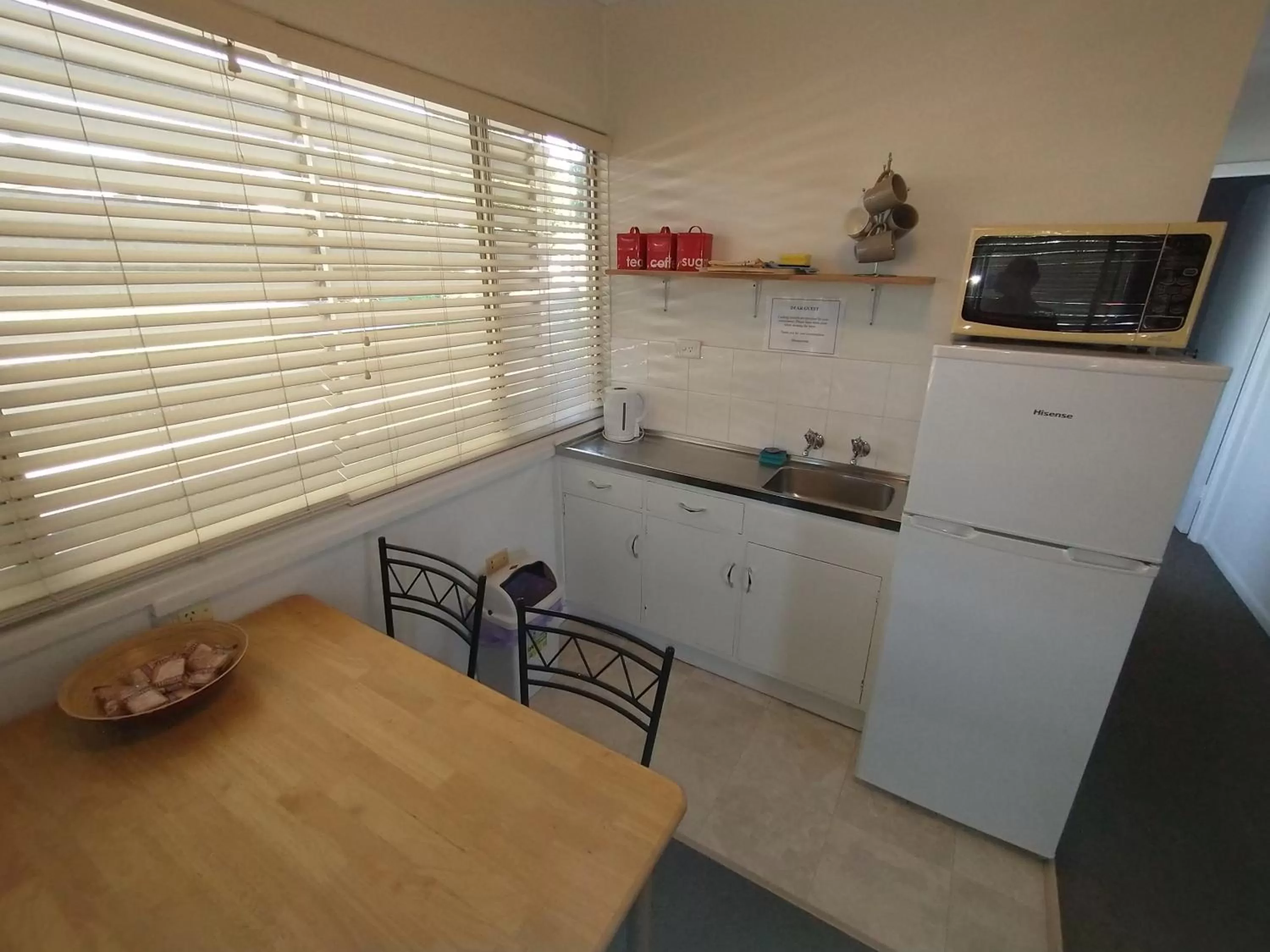 Kitchen or kitchenette in Aspley Sunset Motel