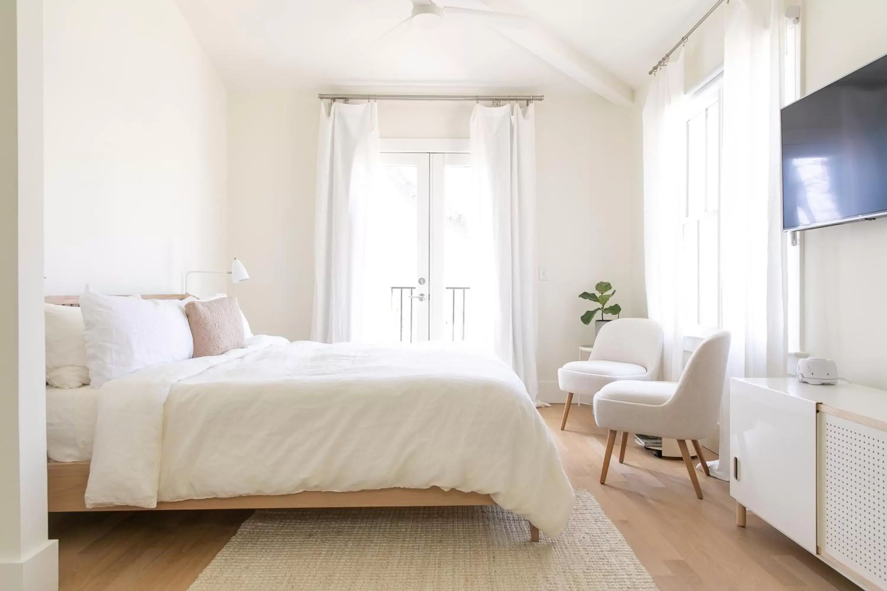 King Room - single occupancy in Guest House Raleigh King Room - single occupancy in Guest House Raleigh