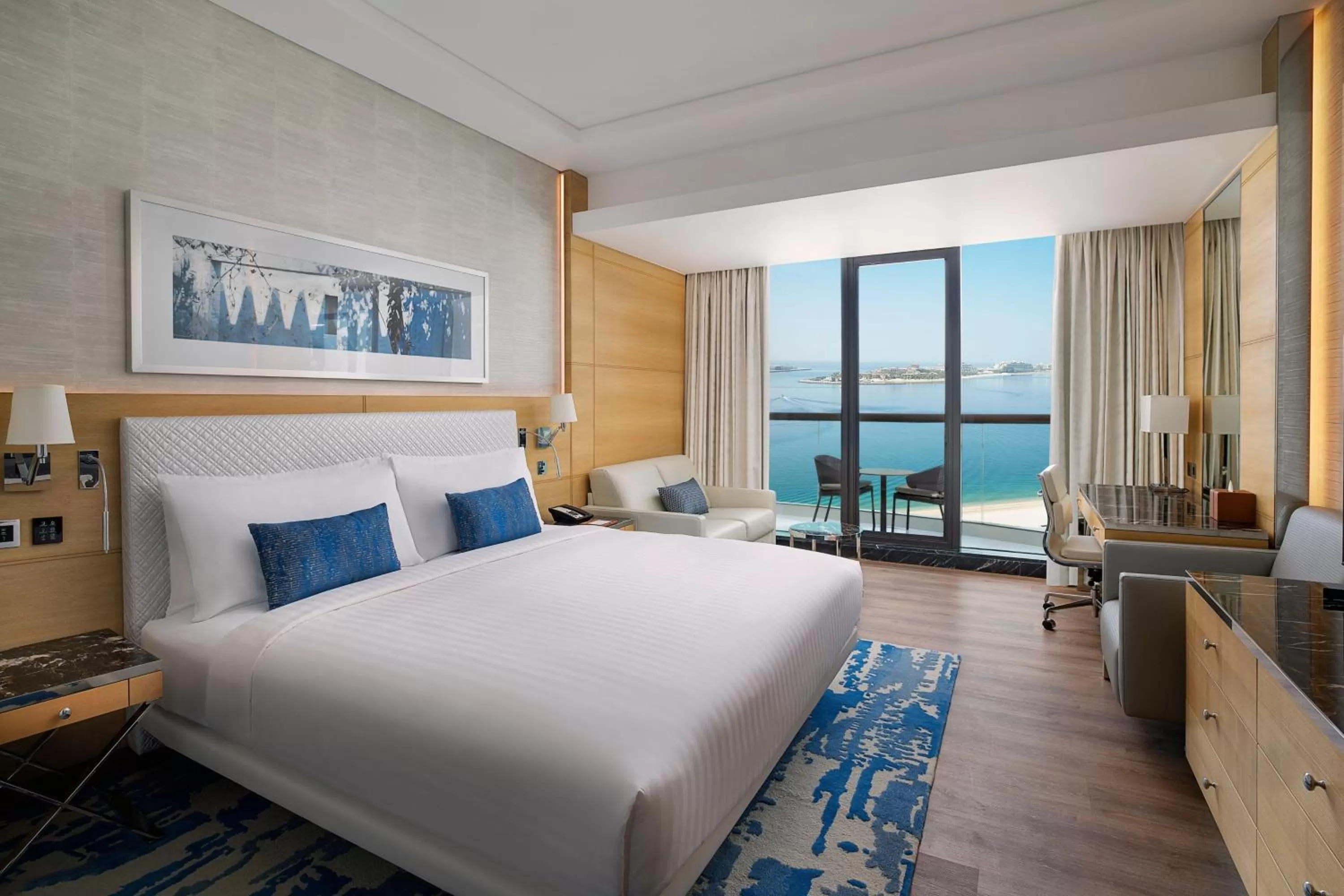 Lounge or bar, Bed in Marriott Resort Palm Jumeirah, Dubai