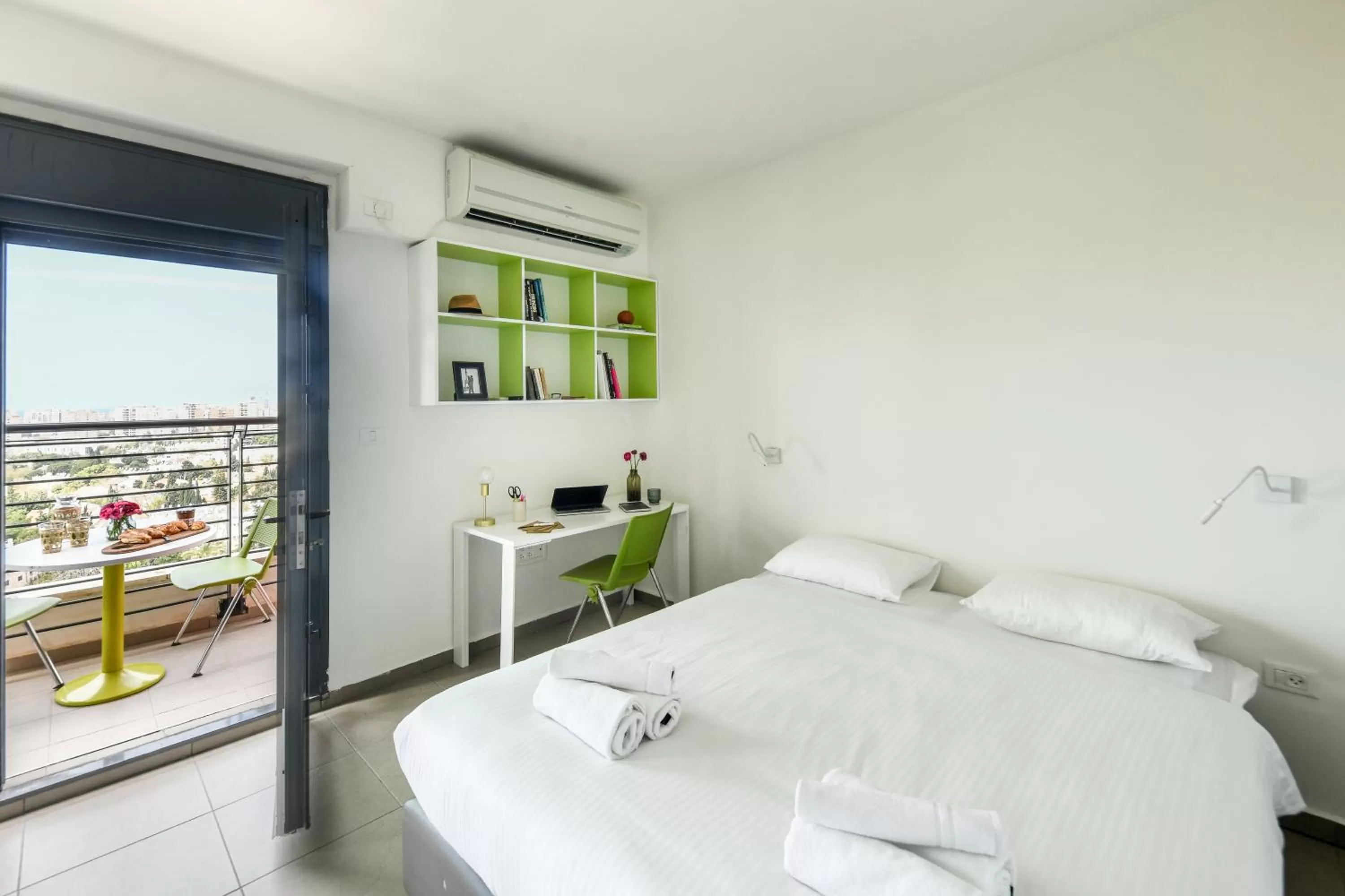 Bed in דירות גני תערוכה - TLV university apartments near Expo by Sea N' Rent